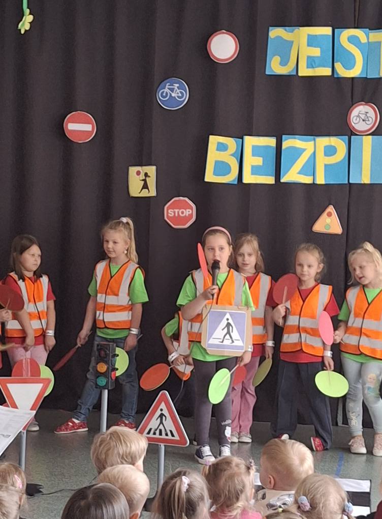 dzieci z grupy Tygryski Tygryskiw czasie przedstawienia
