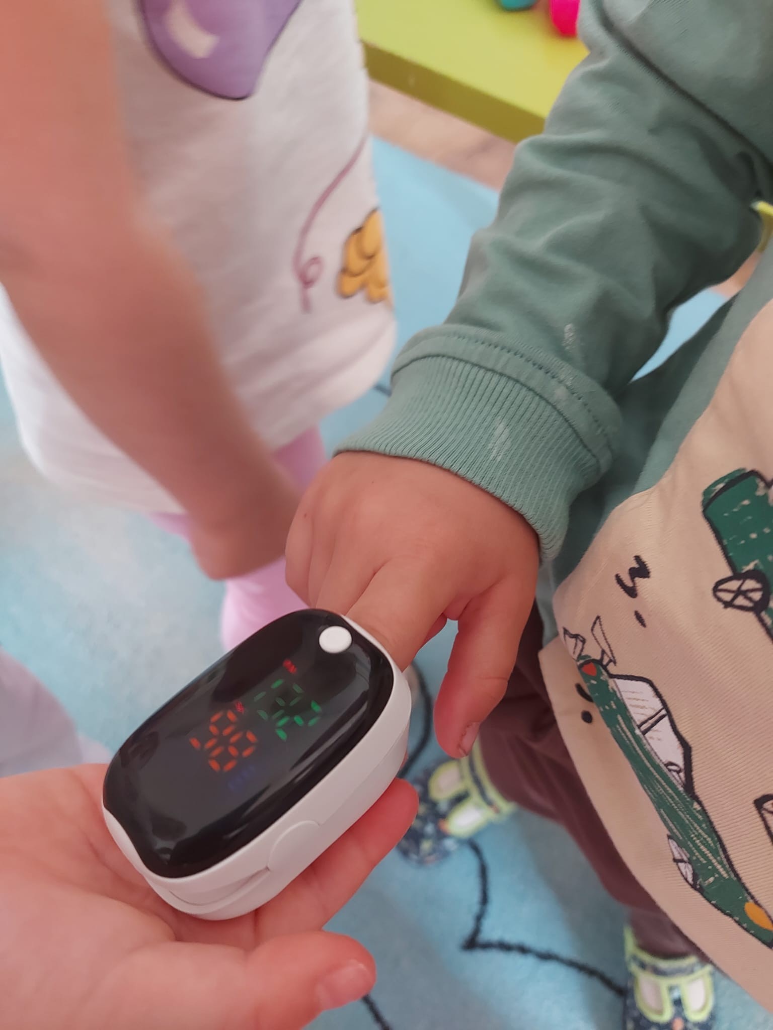 Misie sprawdzają pulsoksymetrem puls