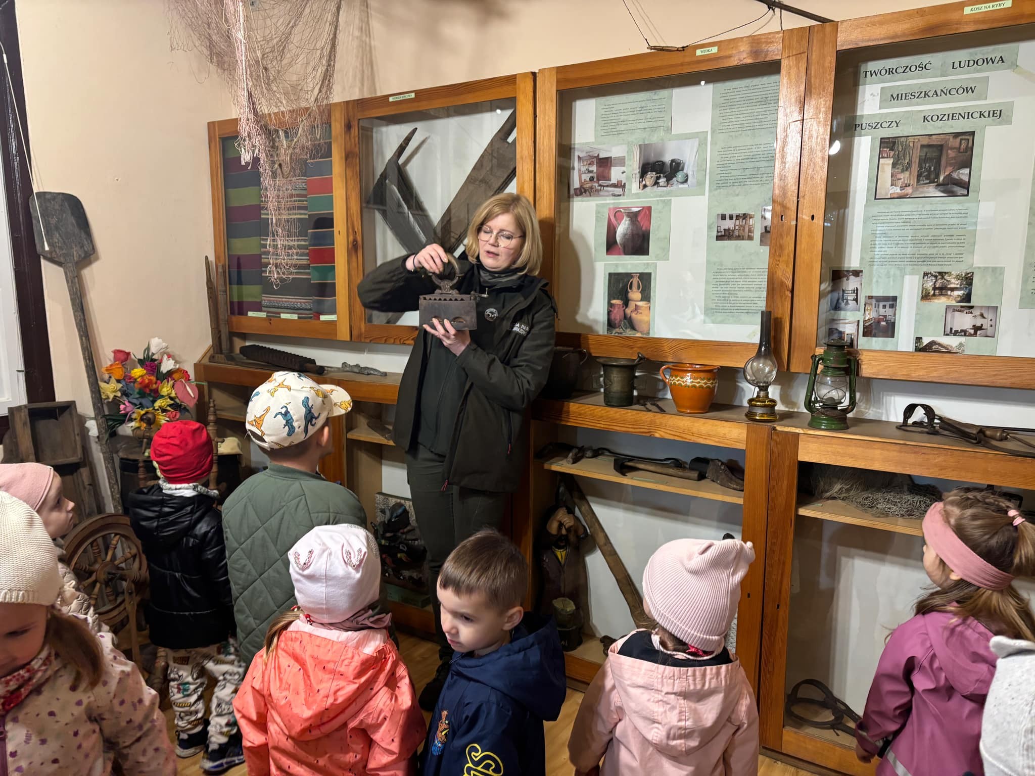 Pszczółki poznają eksponaty w izbie dydaktycznej