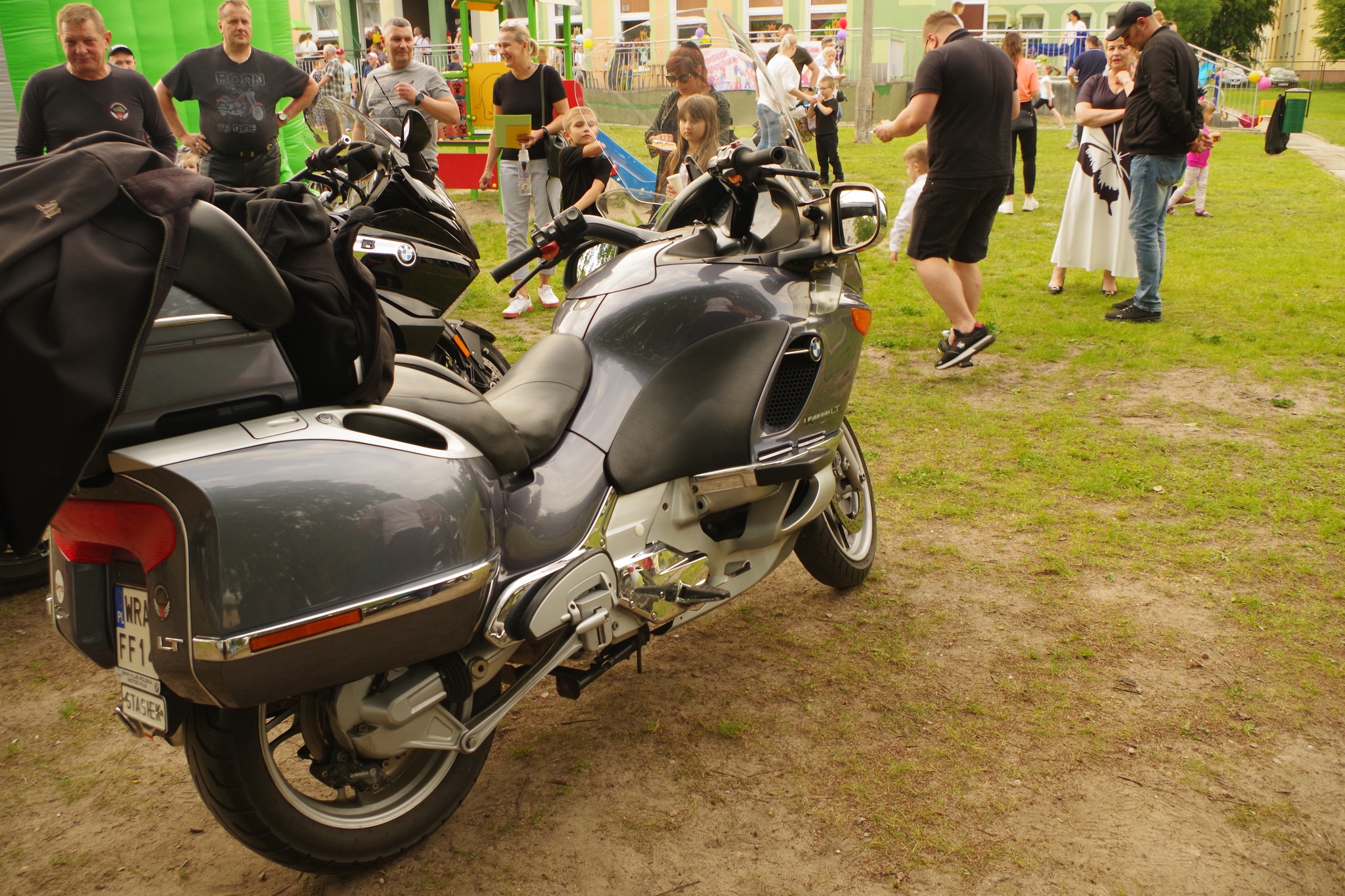oglądanie ciekawych motorów na festynie.