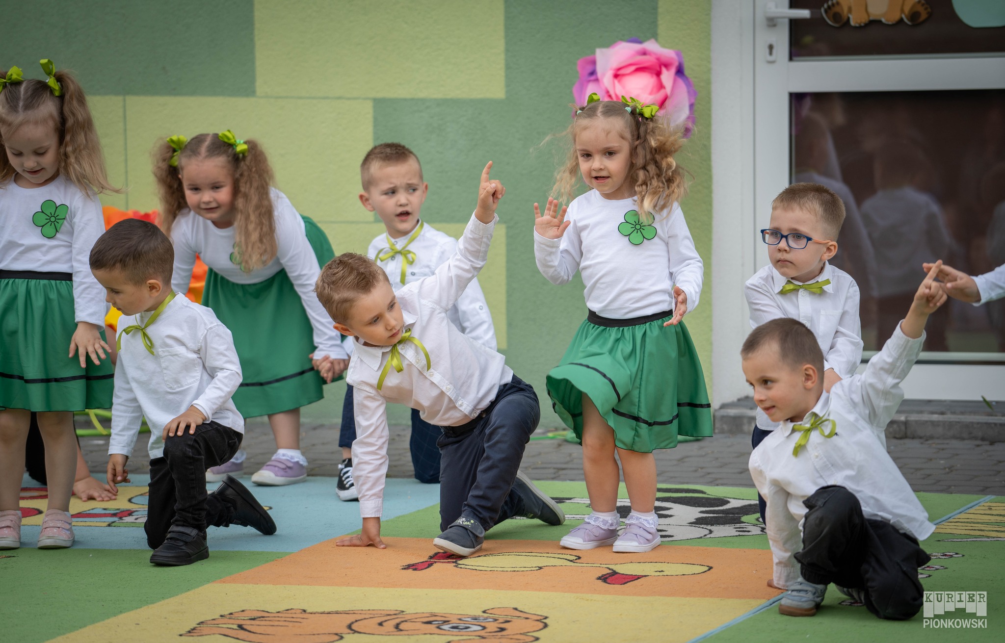 tańczące dzieci z grupy Pszczółki