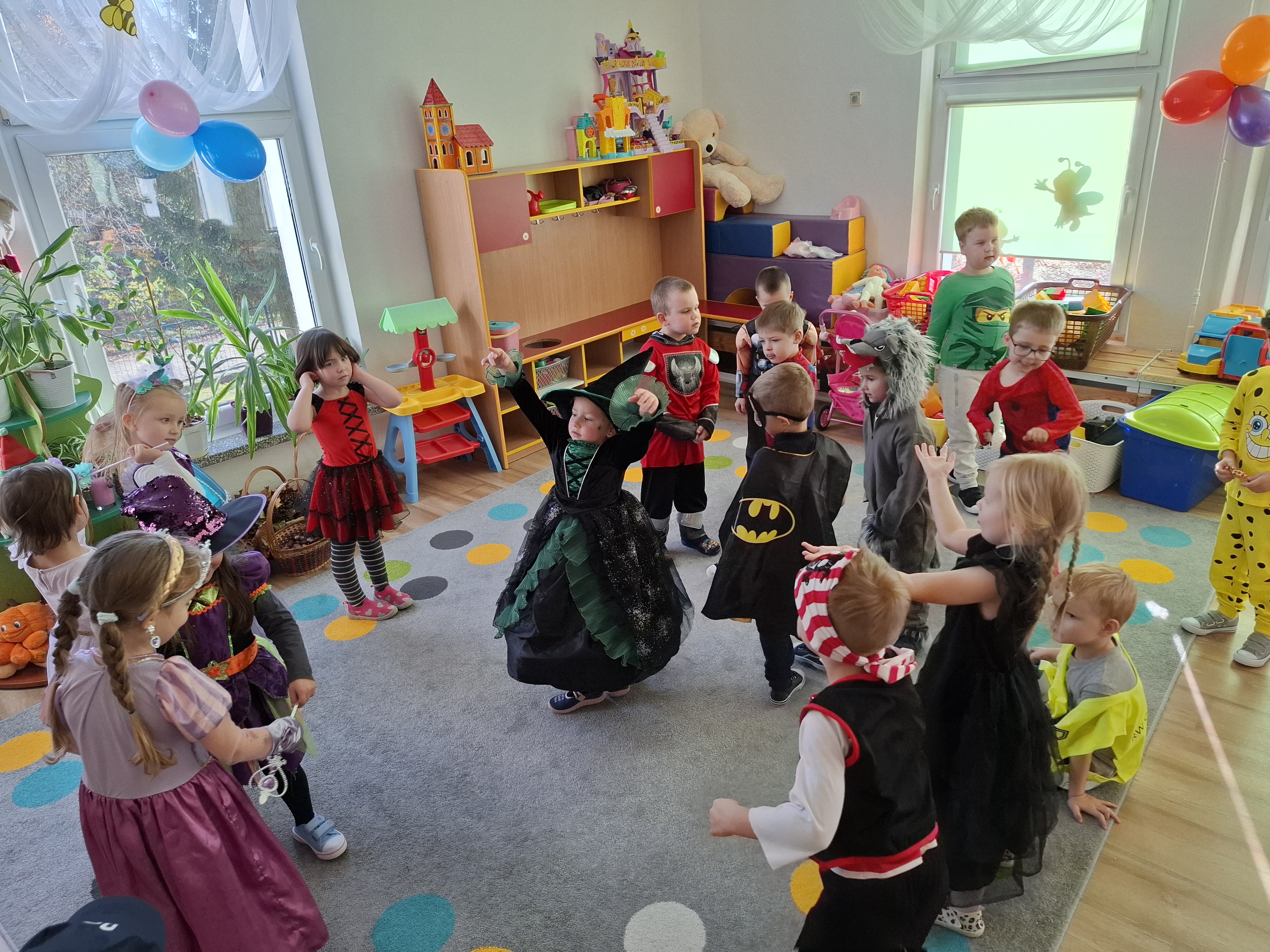 Bajeczny taniec połamaniec w grupie Pszcz&oacute;łki