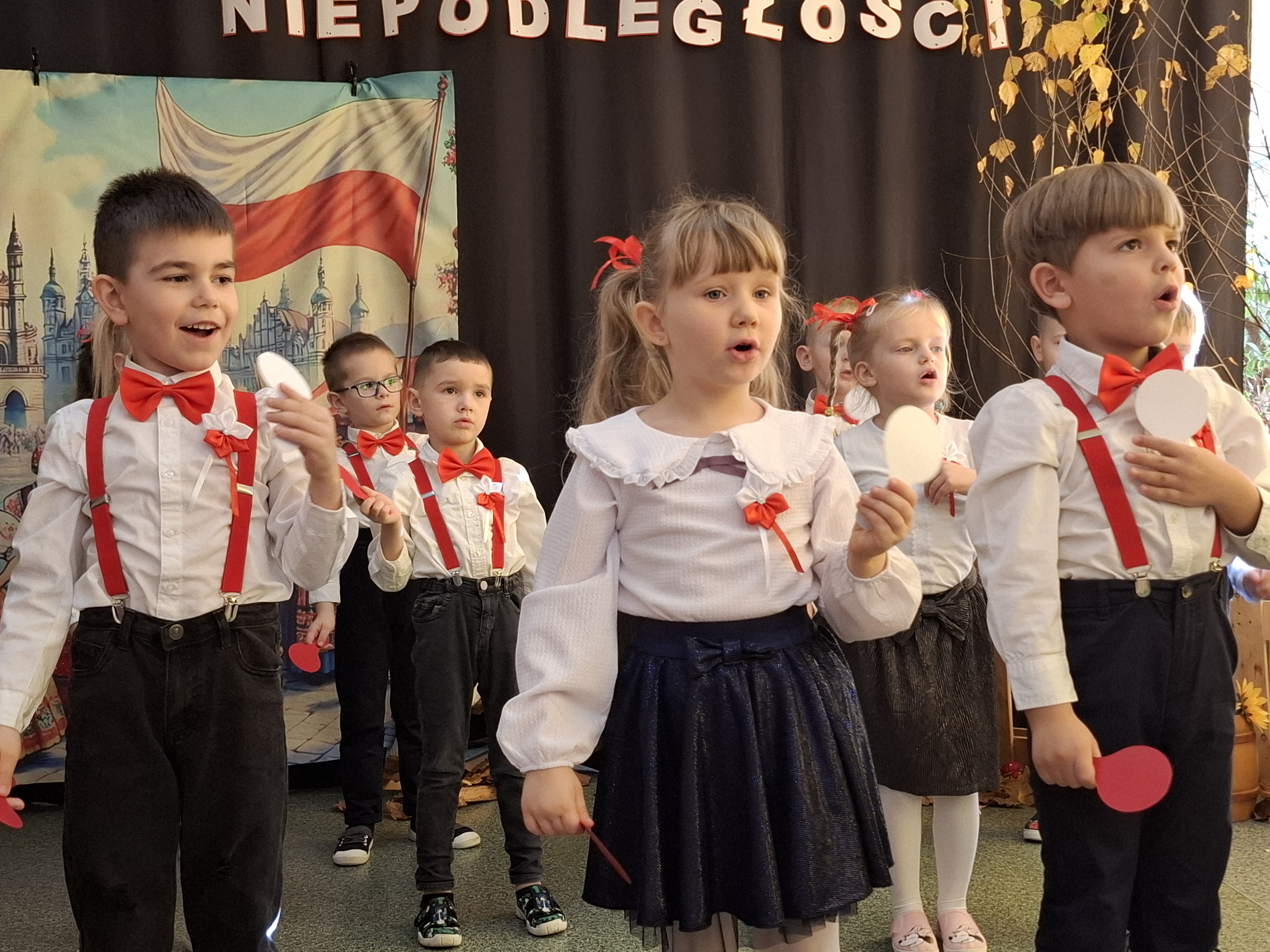 Przedszkolaki z grupy kotki śpiewają