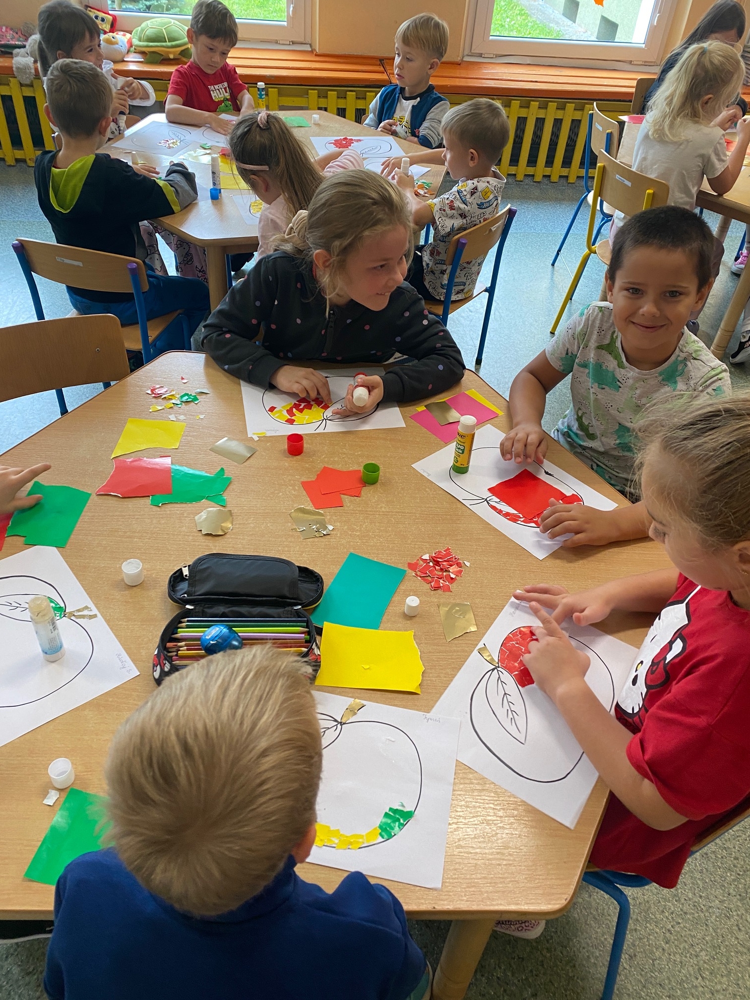 Przedszkolaki pracują przy stolikach