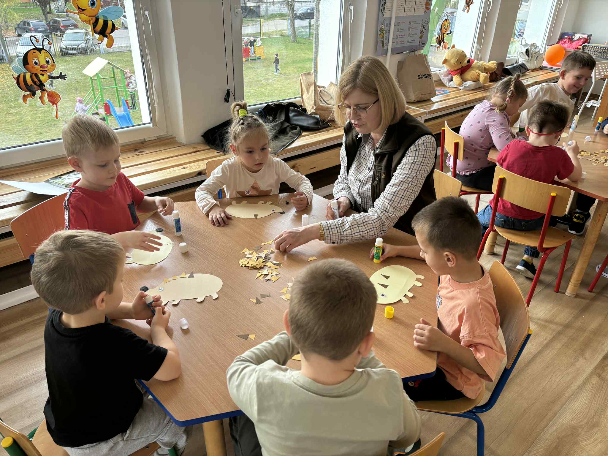 Dzieci wyklejają jeża