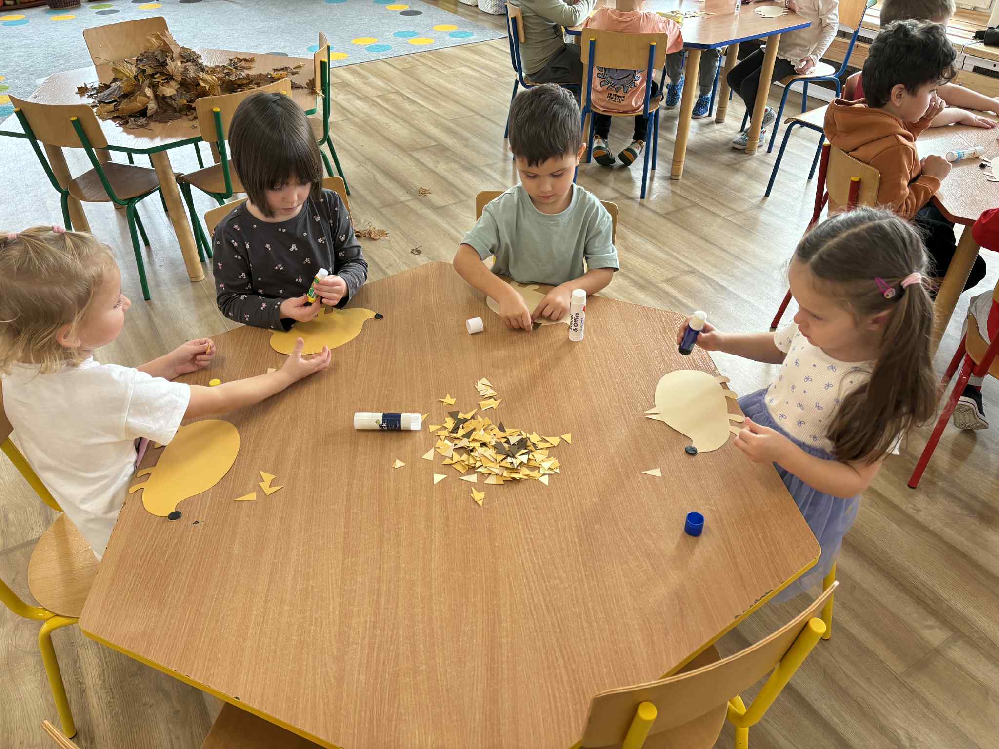 Dzieci pracują przy stoliczku