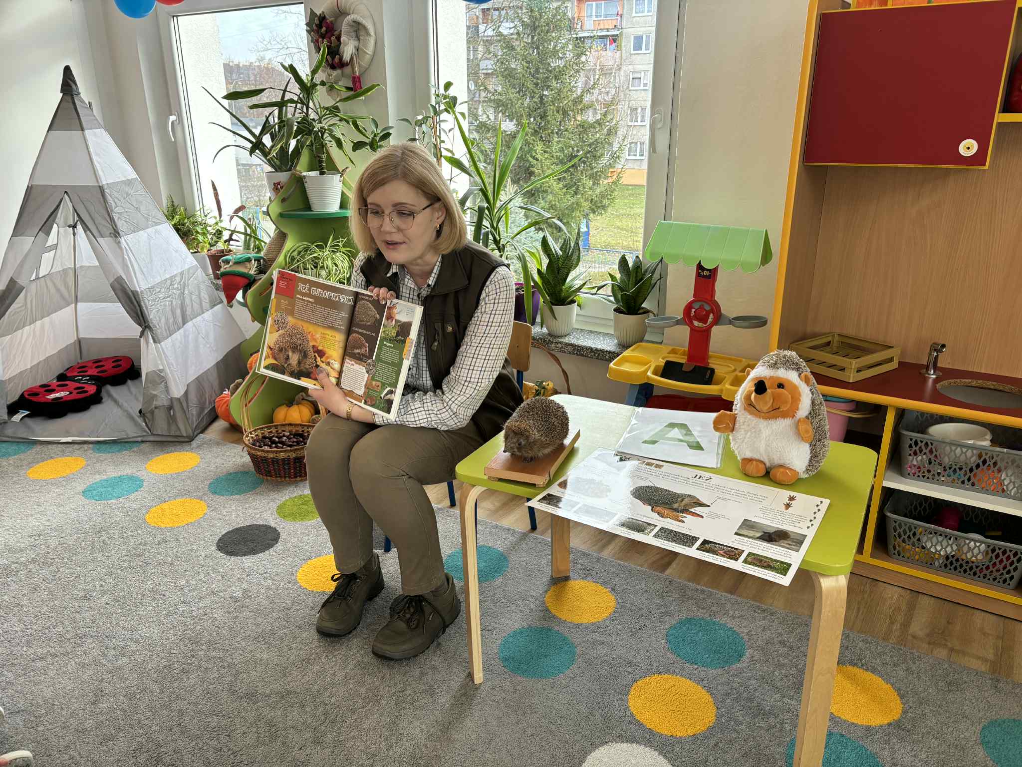 Pani Ola trzyma album o jeżu