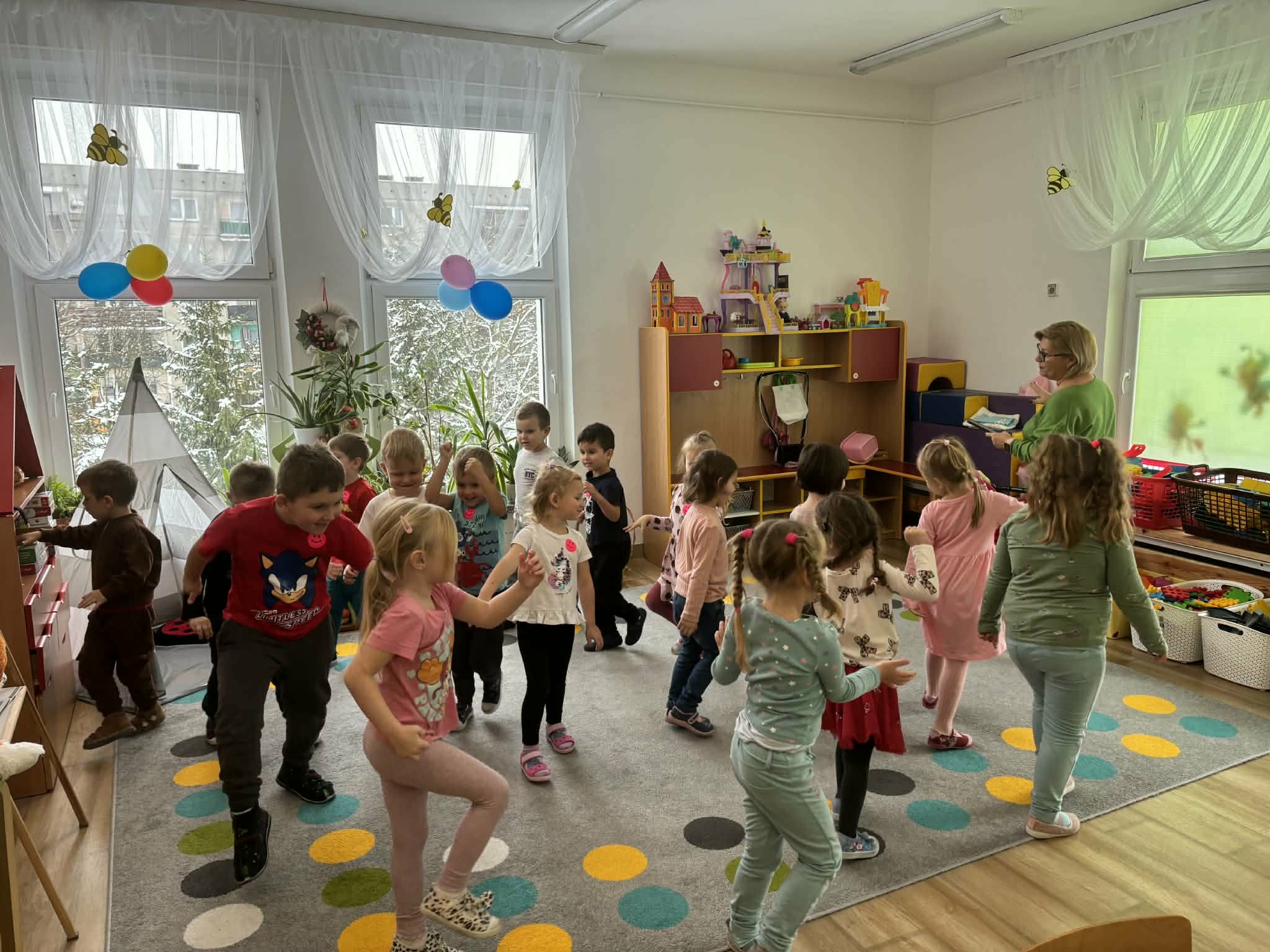 Dzieci chodzą po dywanie w rytm muzyki