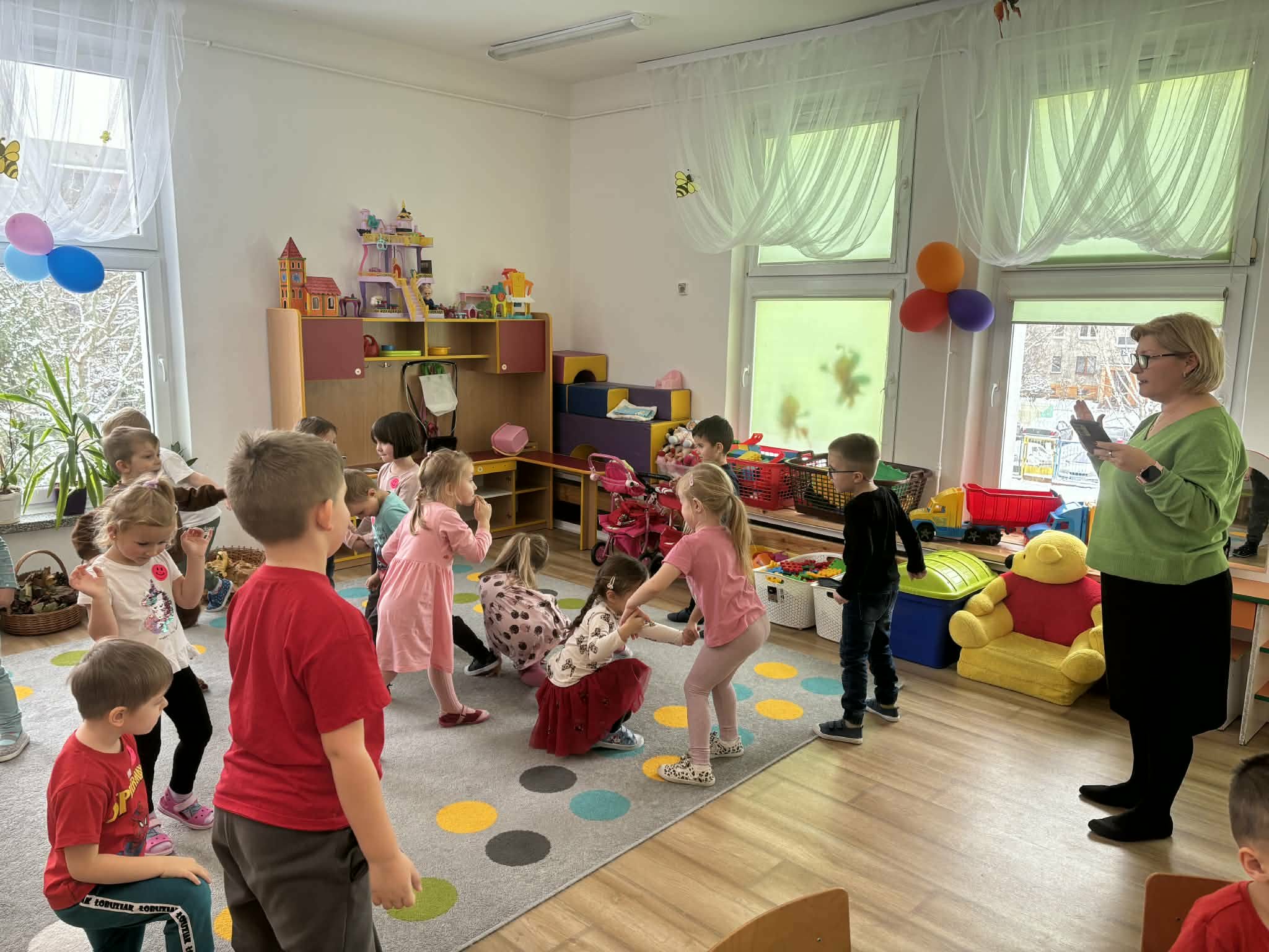 Dzieci bawią się w rytm muzyki