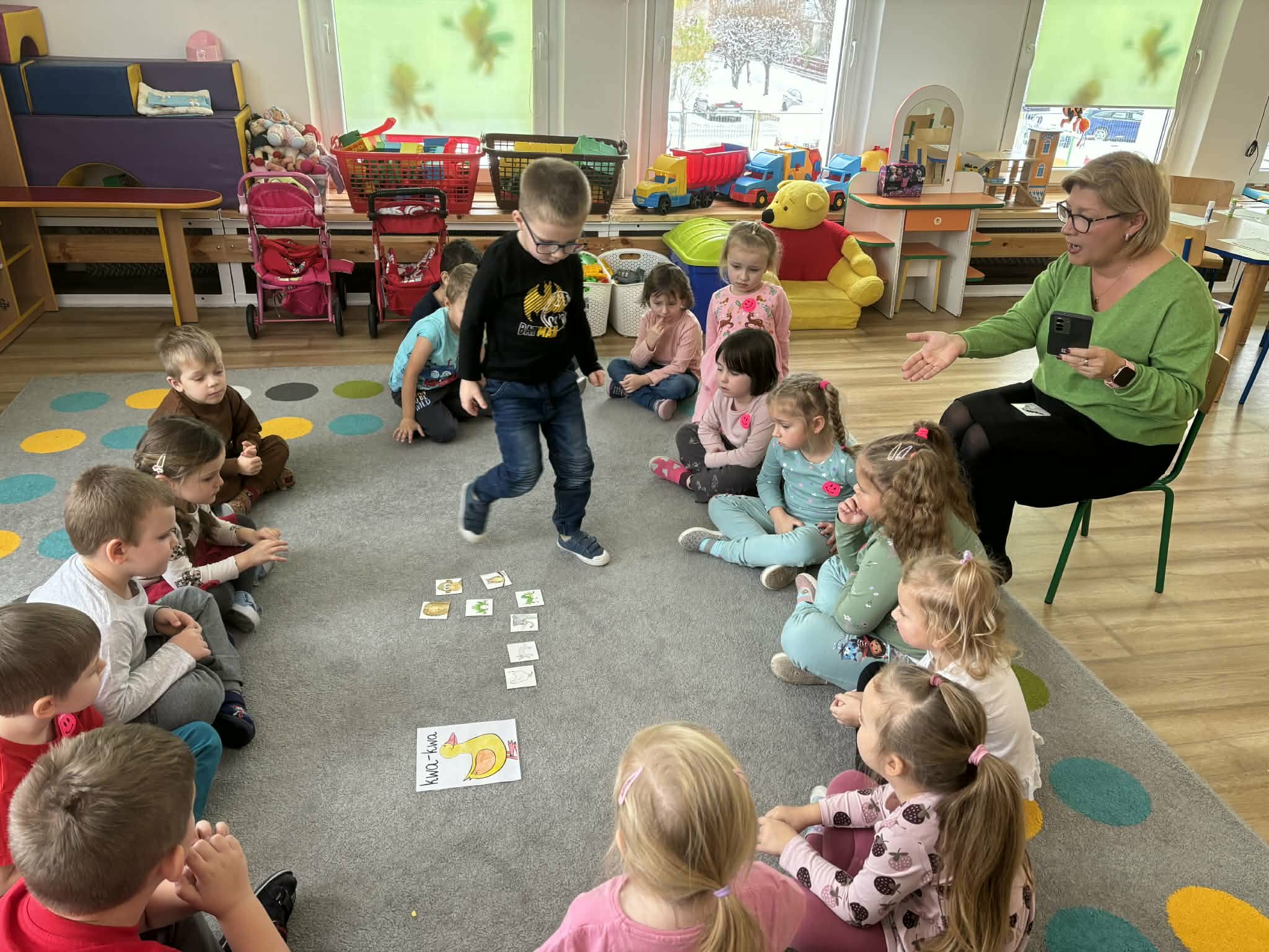 Dzieci wykonują zadania słuchowe