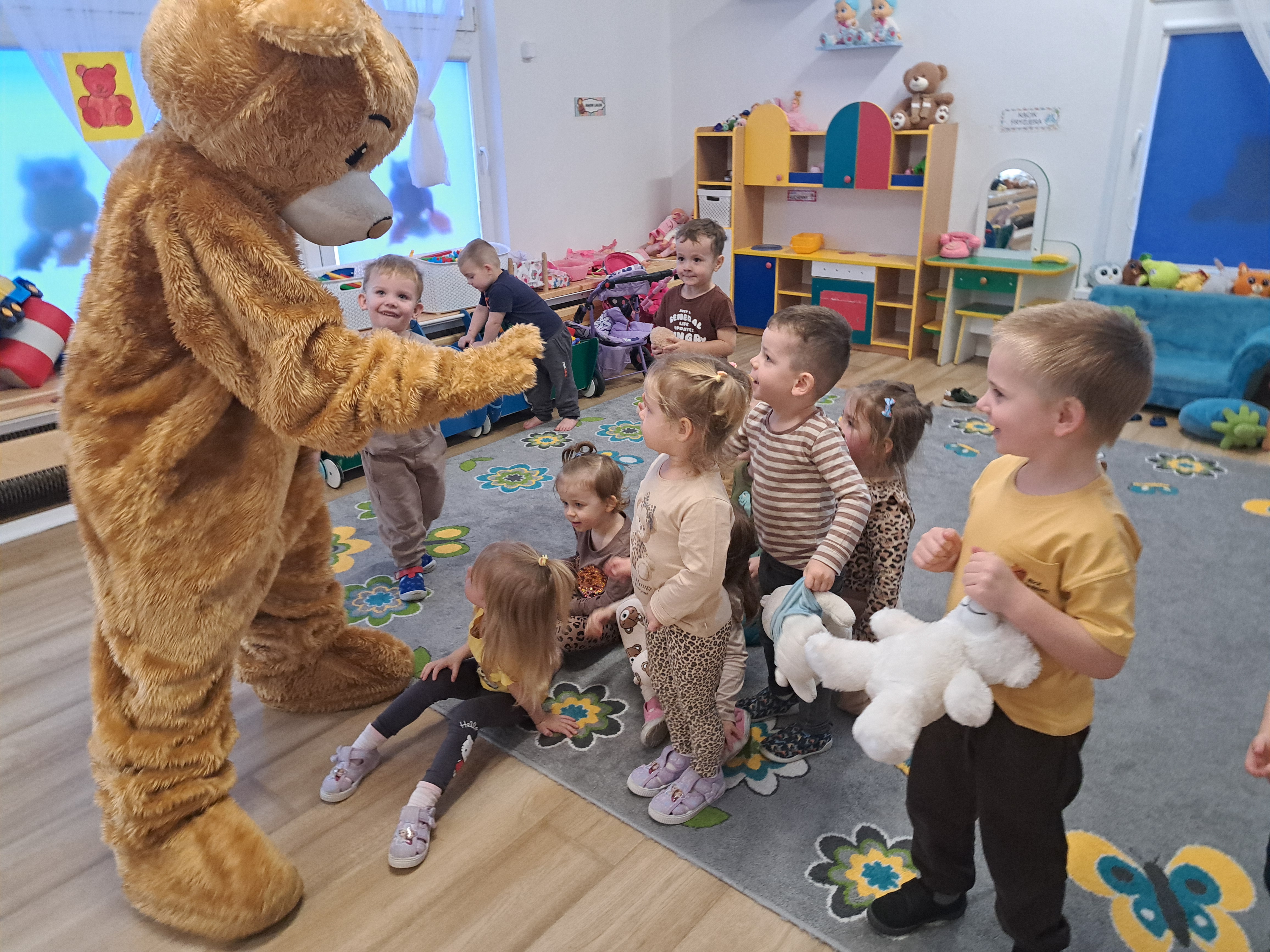 Odwiedziny misia Teddy u maluszk&oacute;w