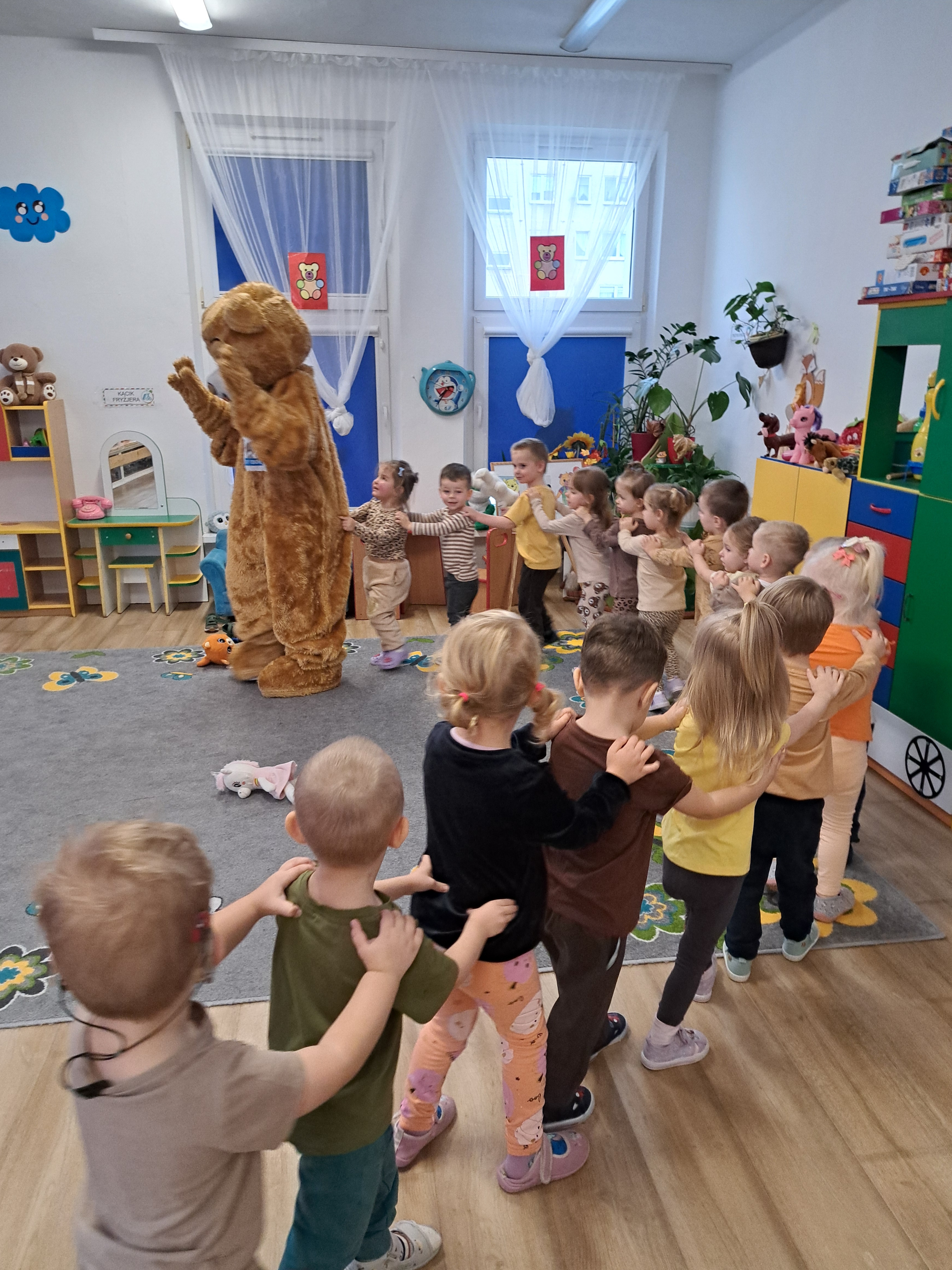 Maluszki i zabawa z misiem Teddy