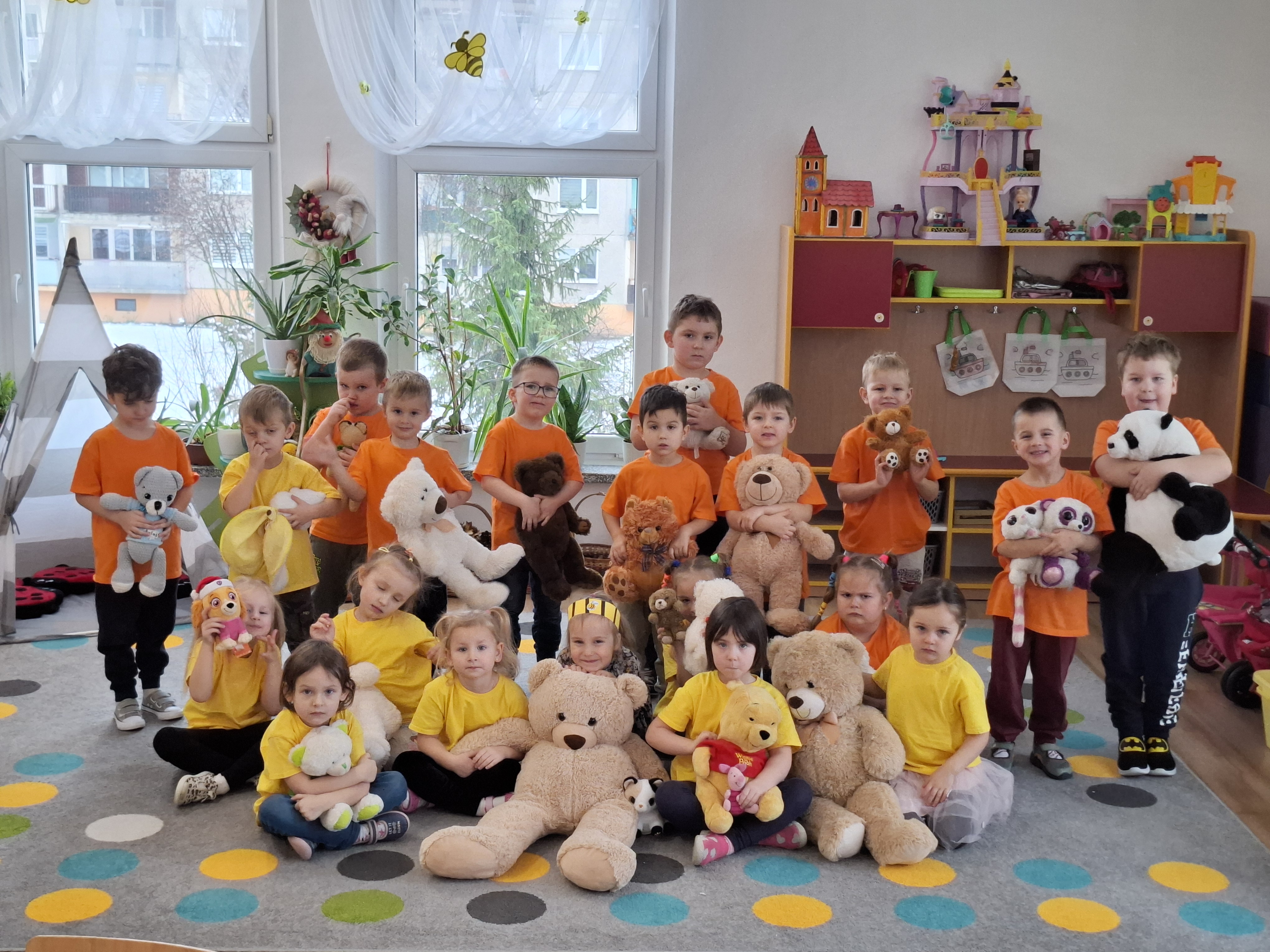 Zjęcie grupowe dzieci z misiami
