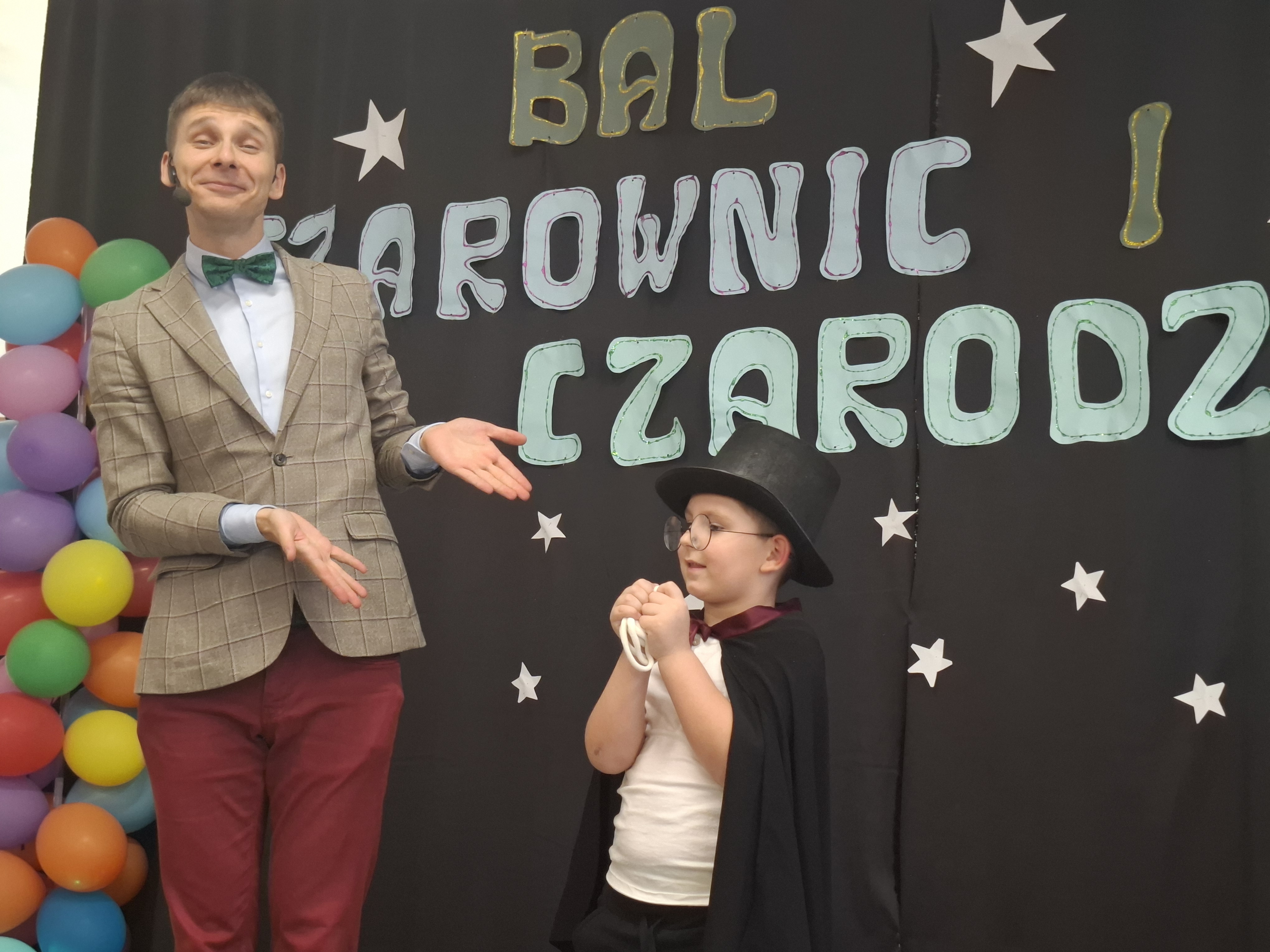 Chłopiec czaruje z magikiem