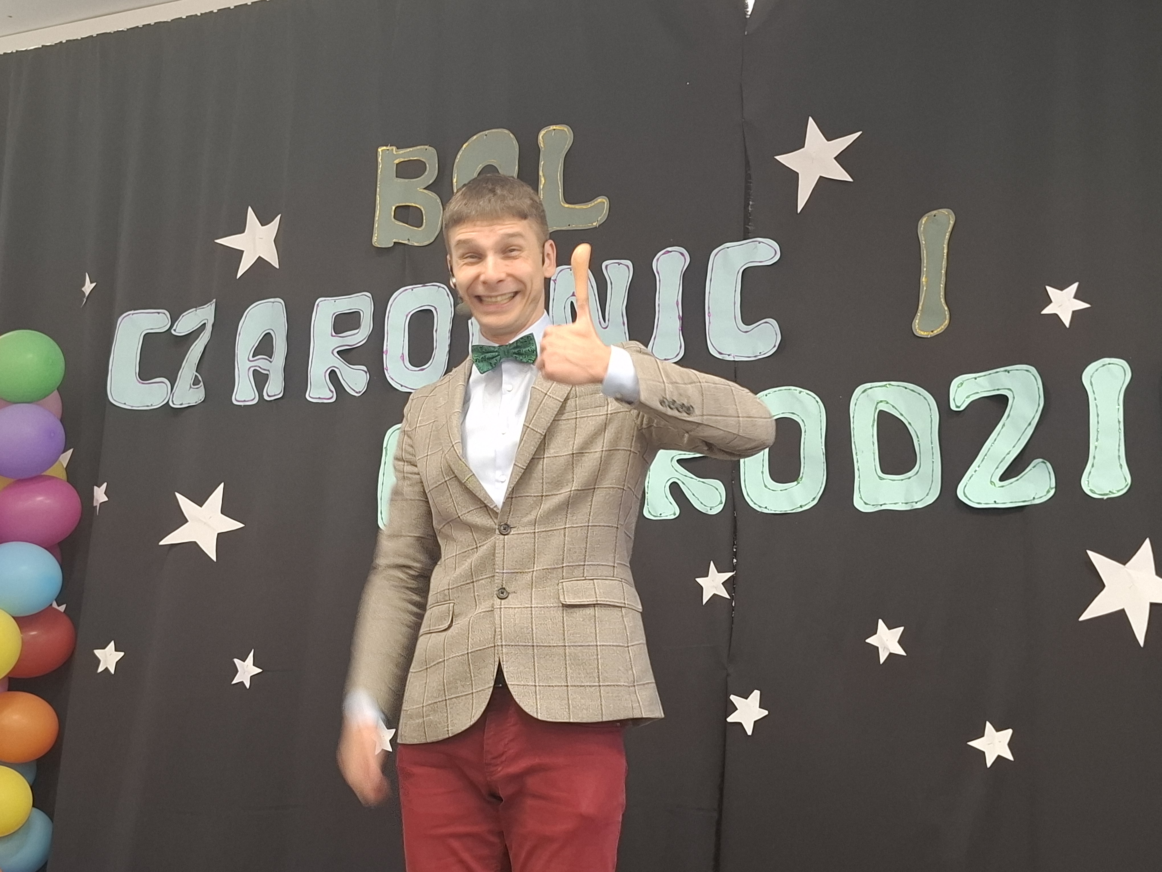 Magik Konrad pokazuje kciuka w g&oacute;rę