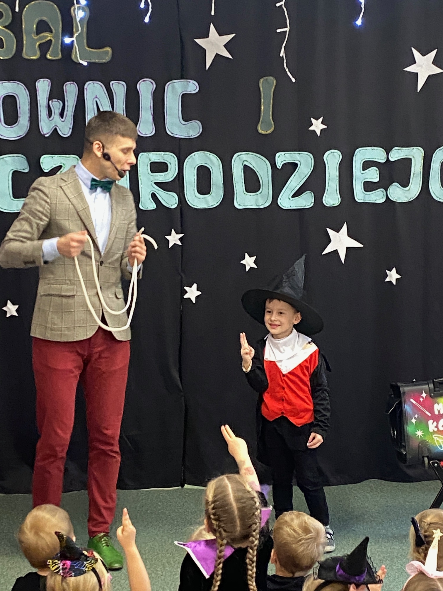 Chłopiec czaruje z magikiem