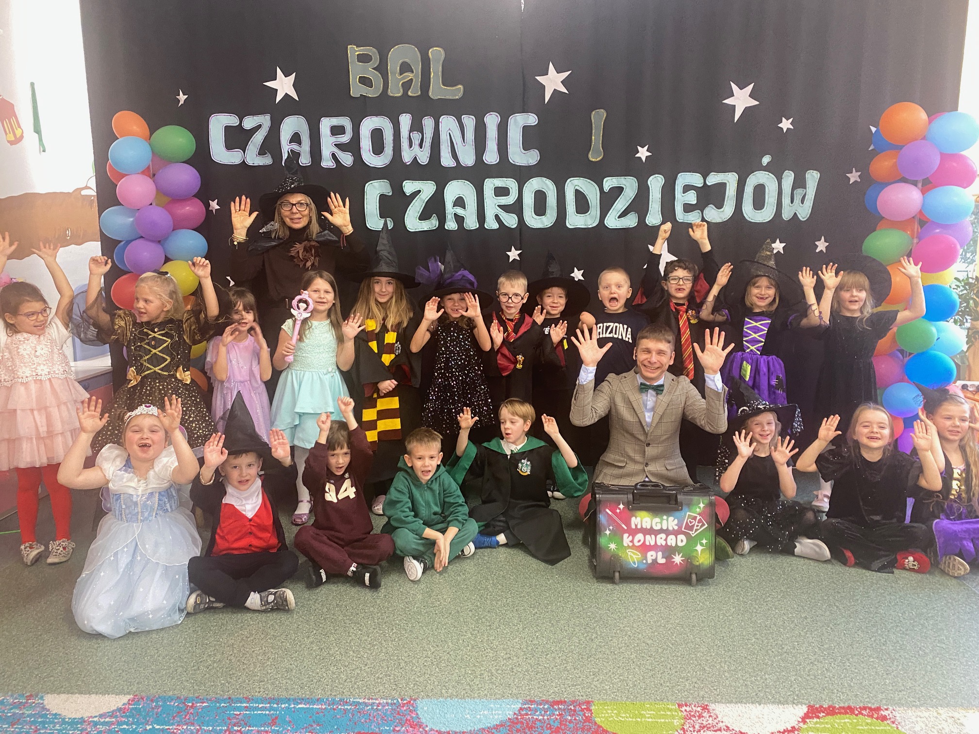 Zdjęcie grupowe z magikiem gr.Tygryski