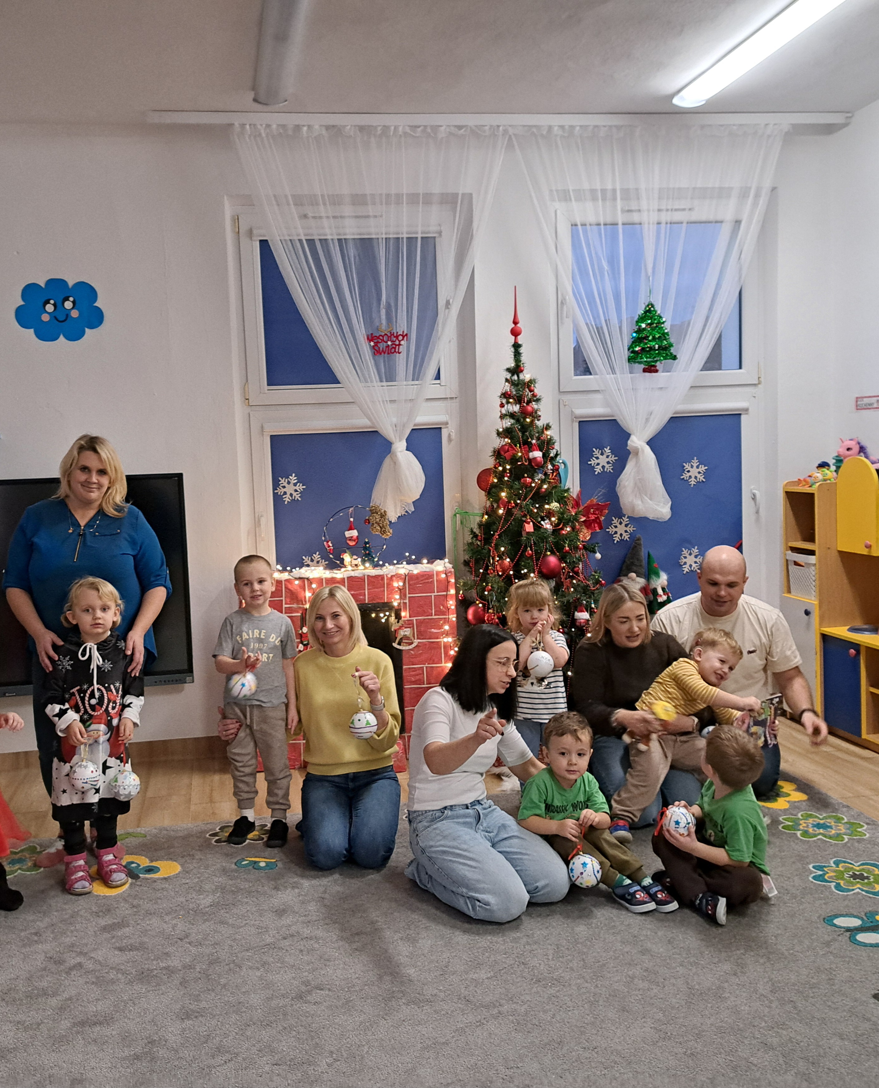 Maluchy z grupy s&oacute;wki z rodzicami