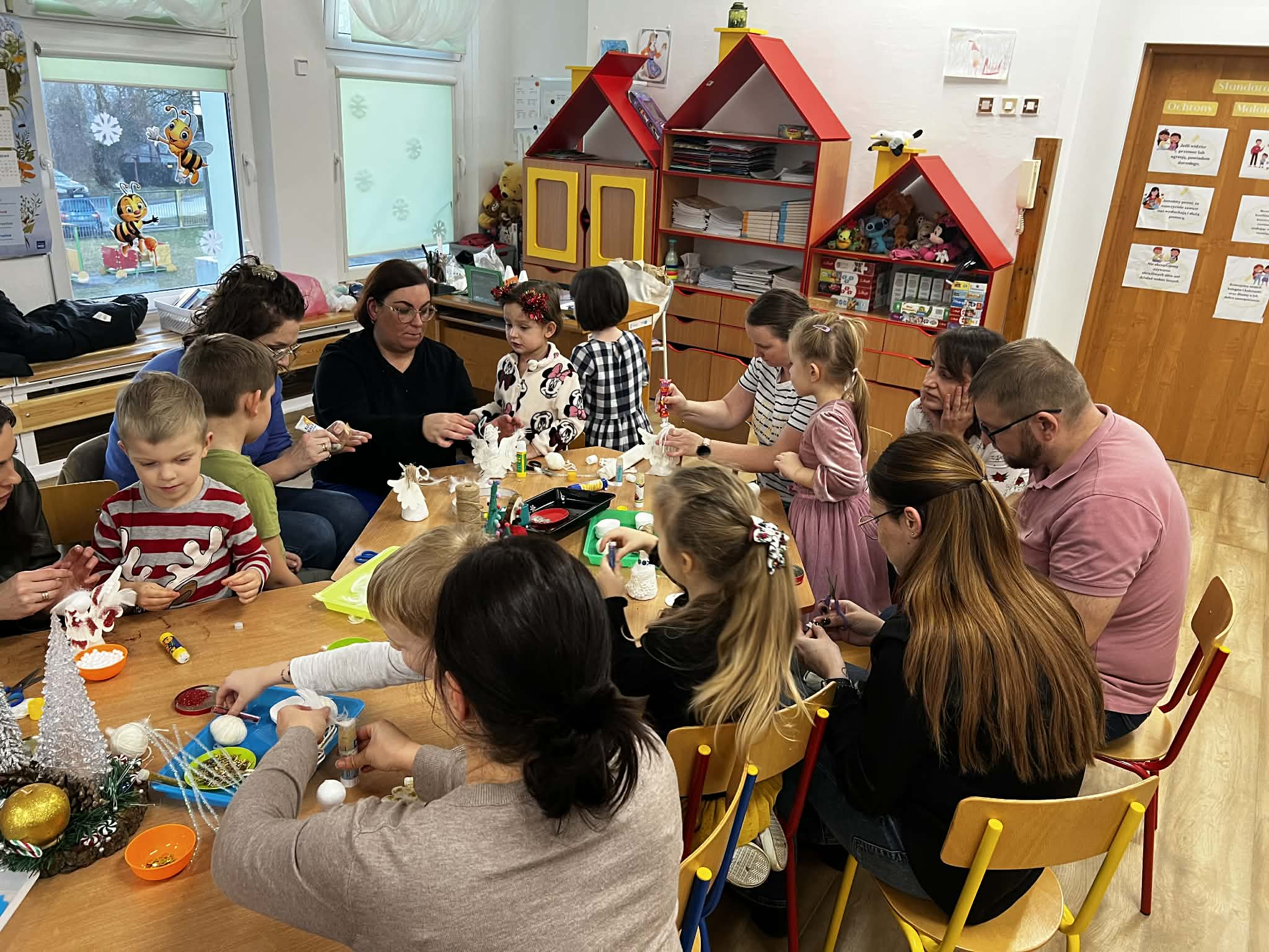 Dzieci i rodzice podczas warsztat&oacute;w