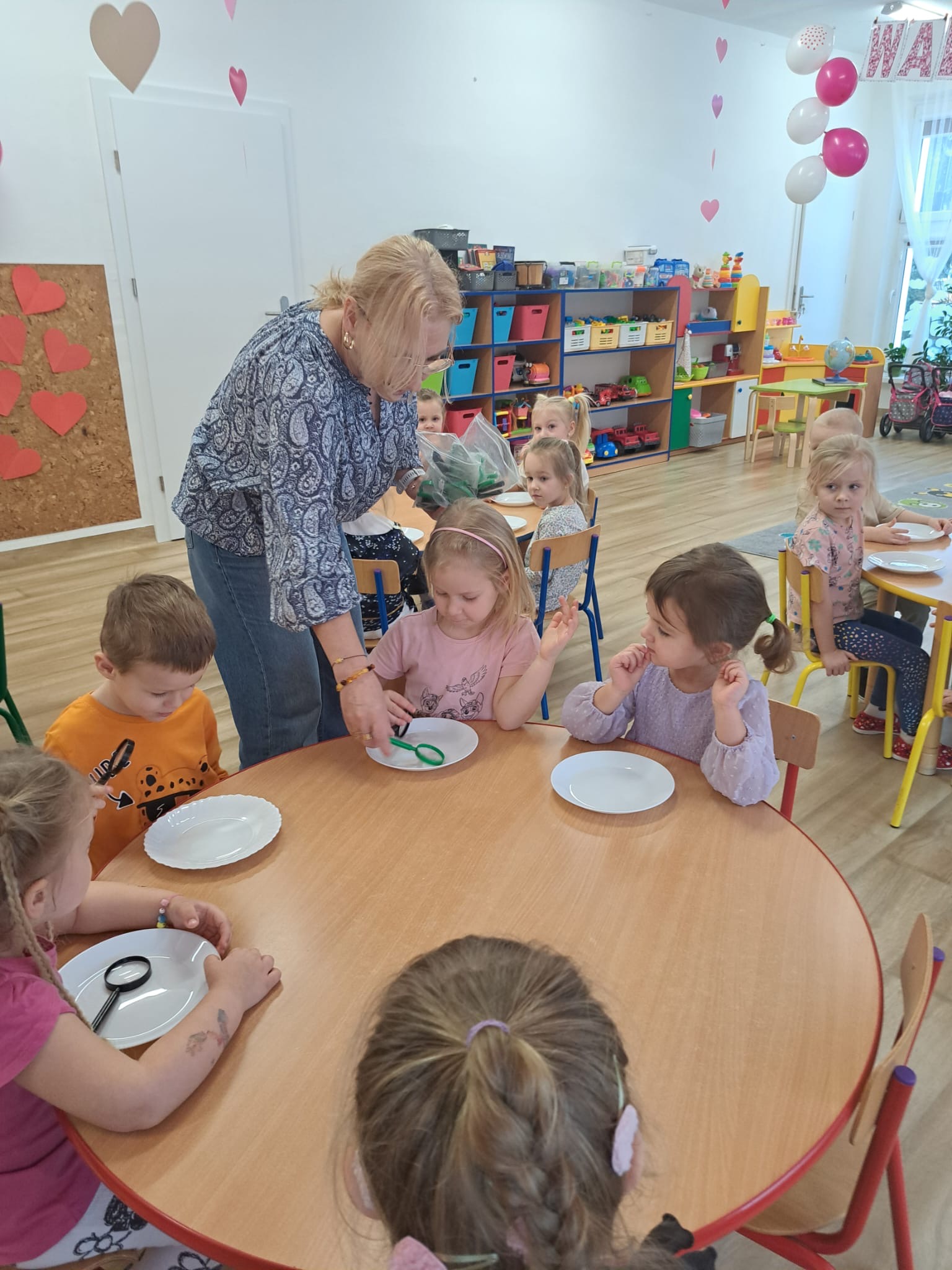 Pani z dziećmi obserwuje śnieg