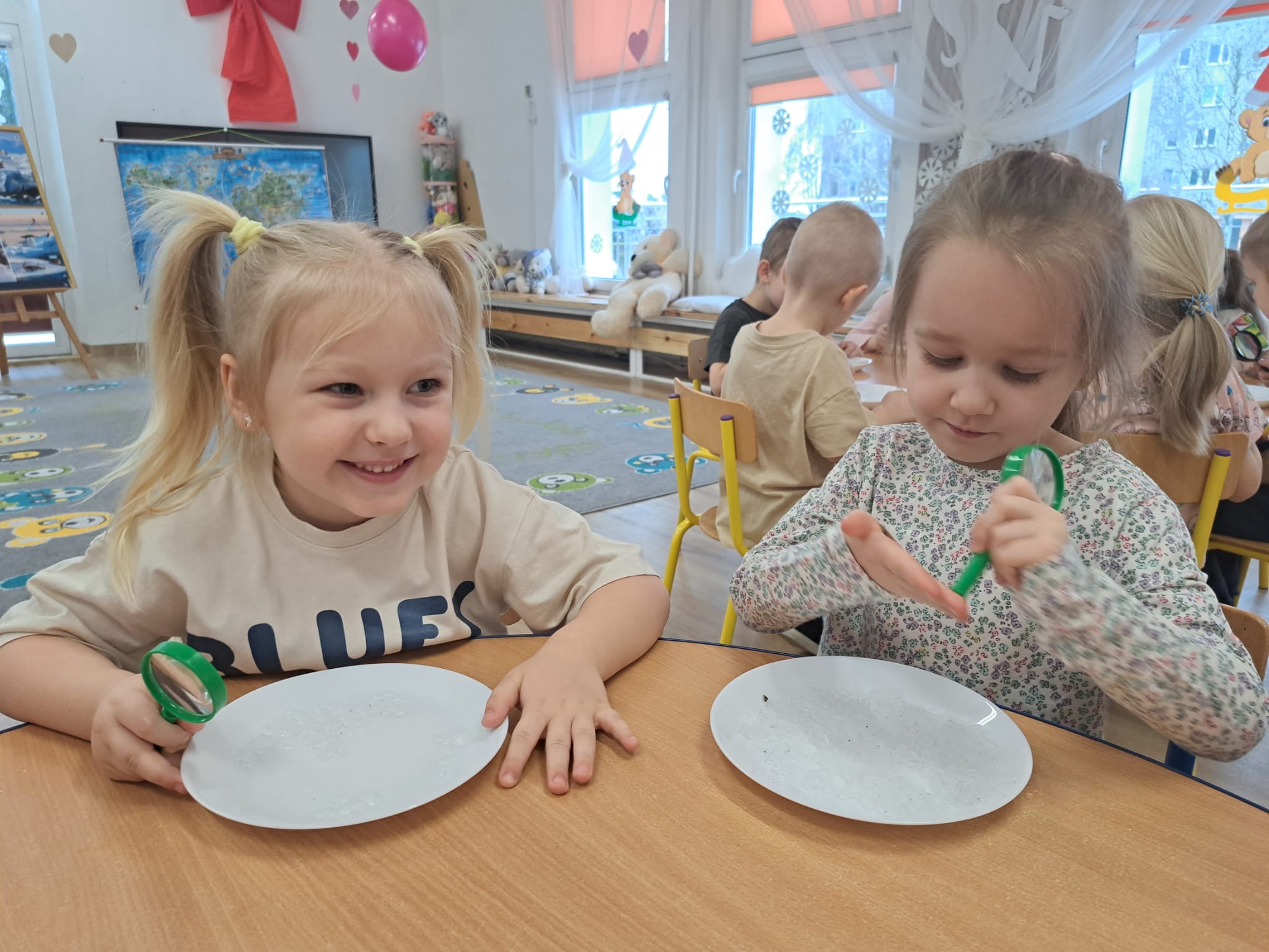 Dziewczynki patrzą na śnieg