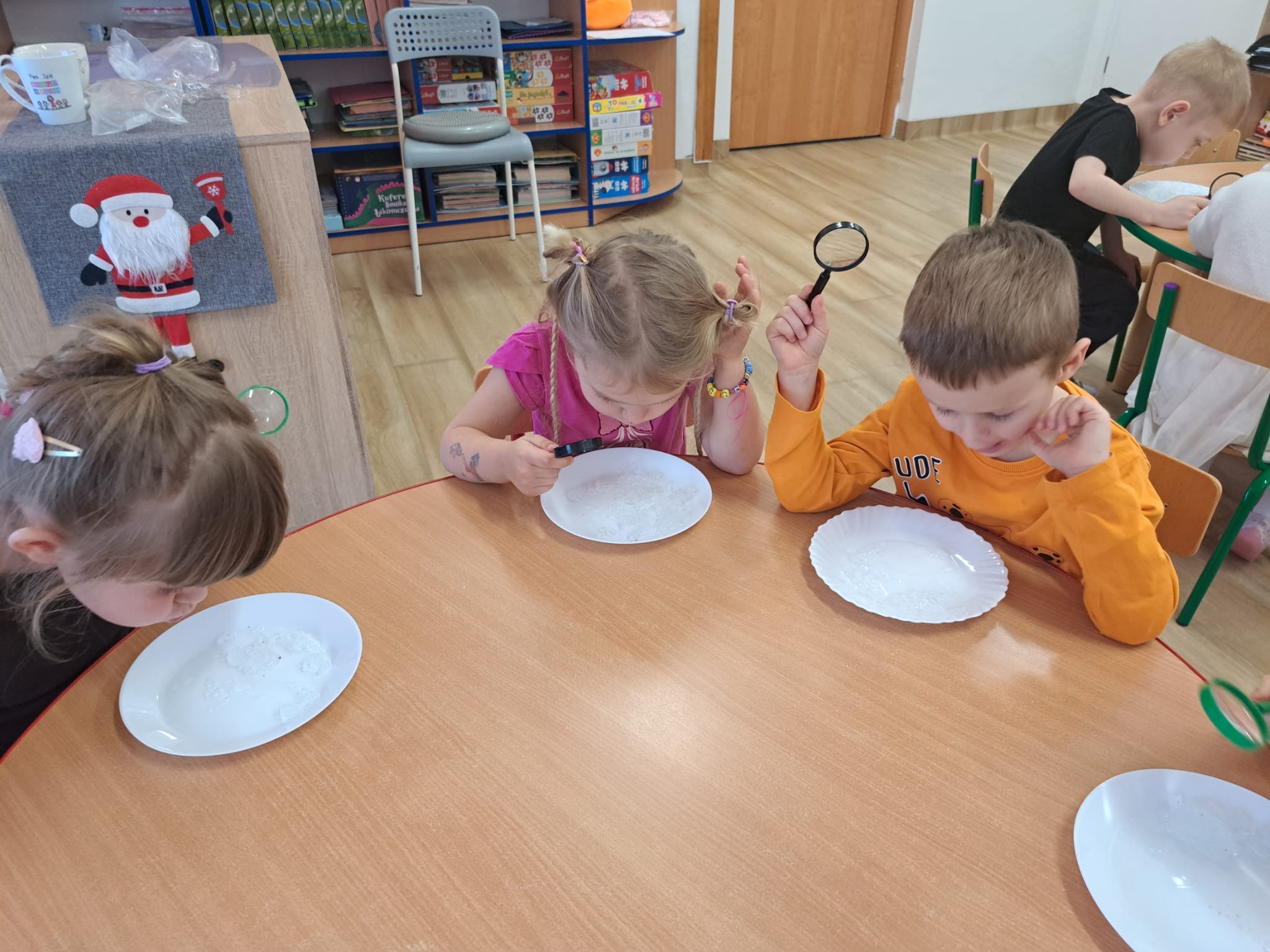 Przedszkolaki obserwują śnieg