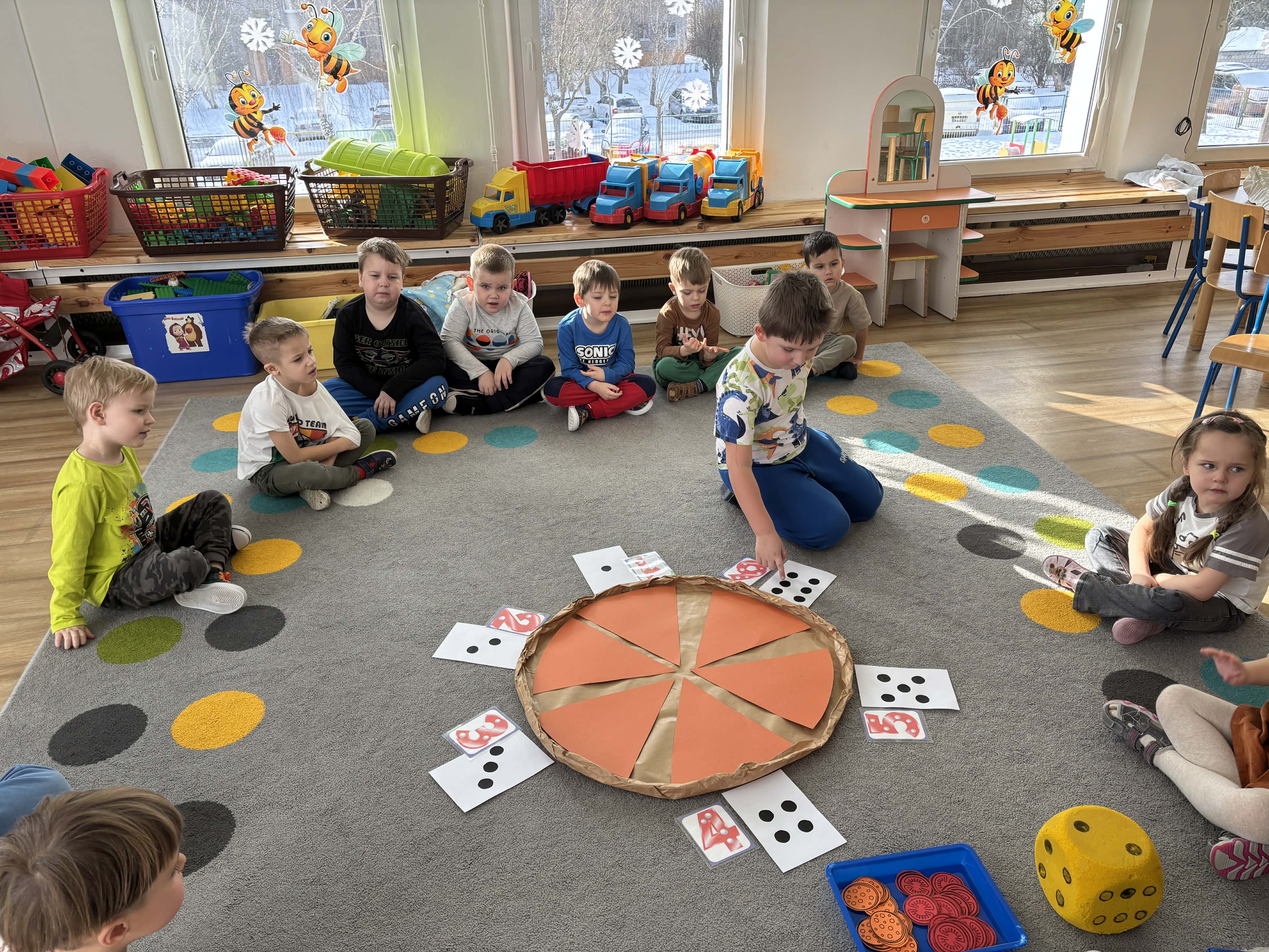 Dzieci przeliczają elementy na pizzy