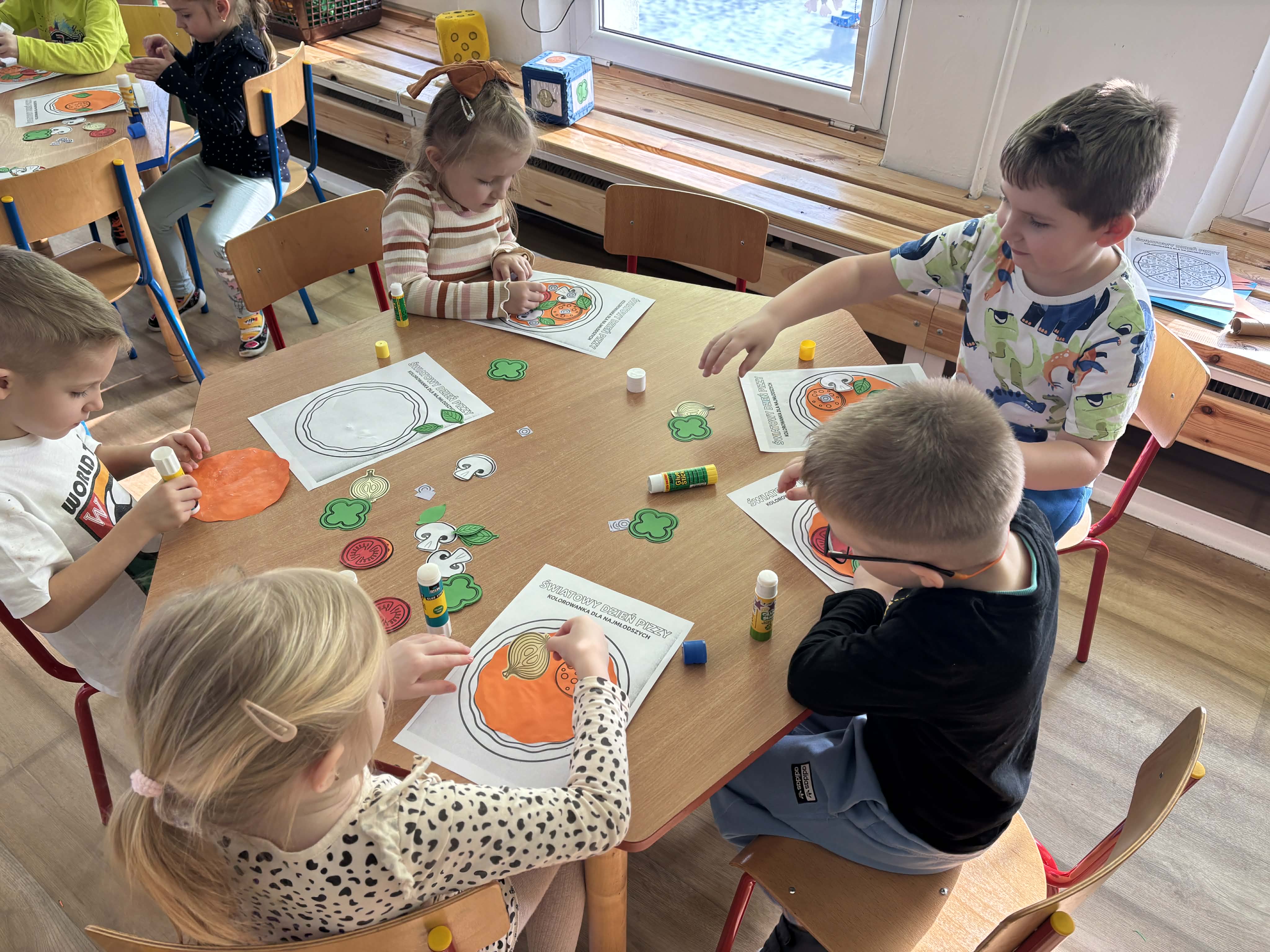 Dzieci robią pracę plastyczną - pizza