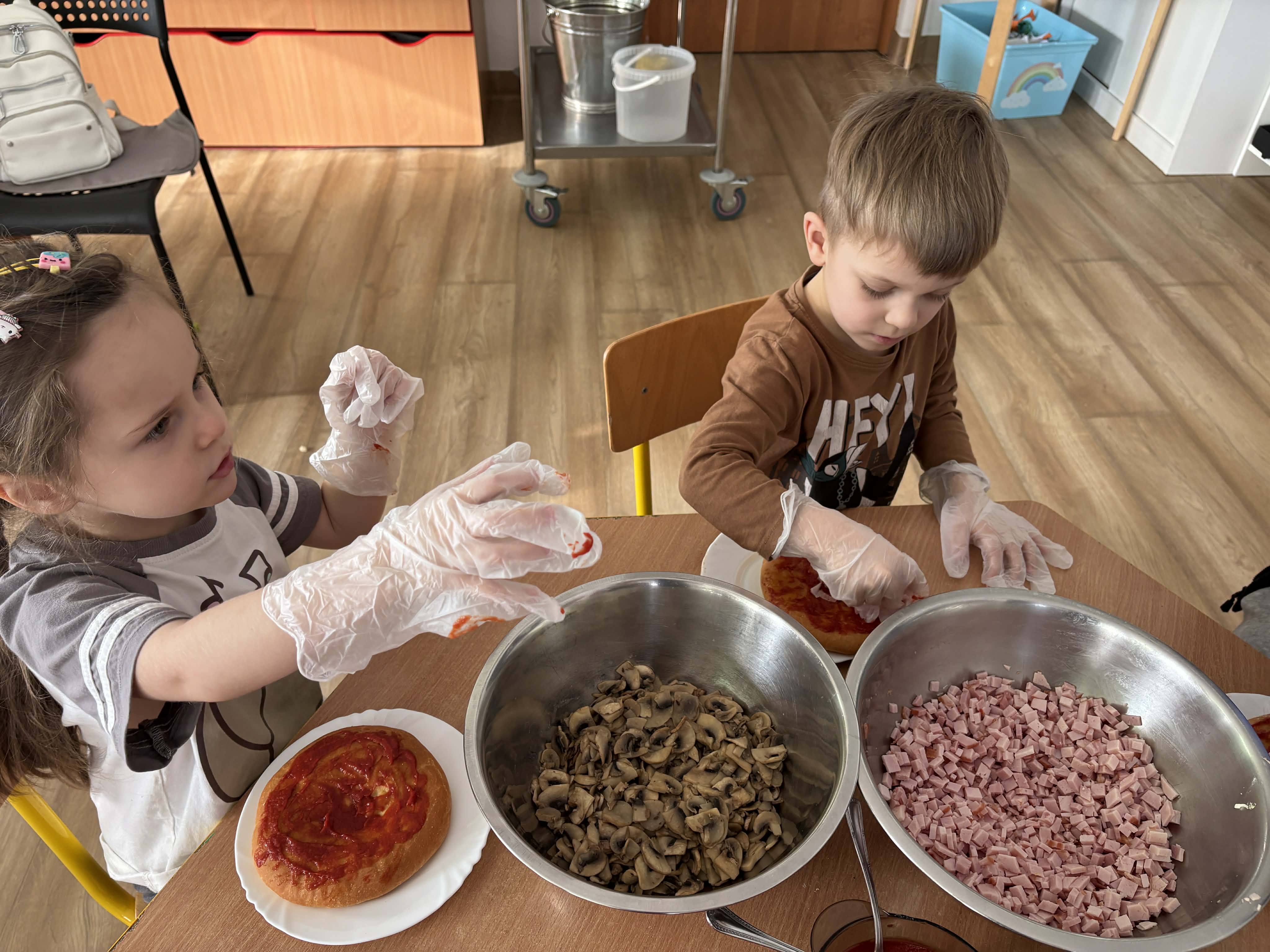 Przedszkolaki robią własną pizzę