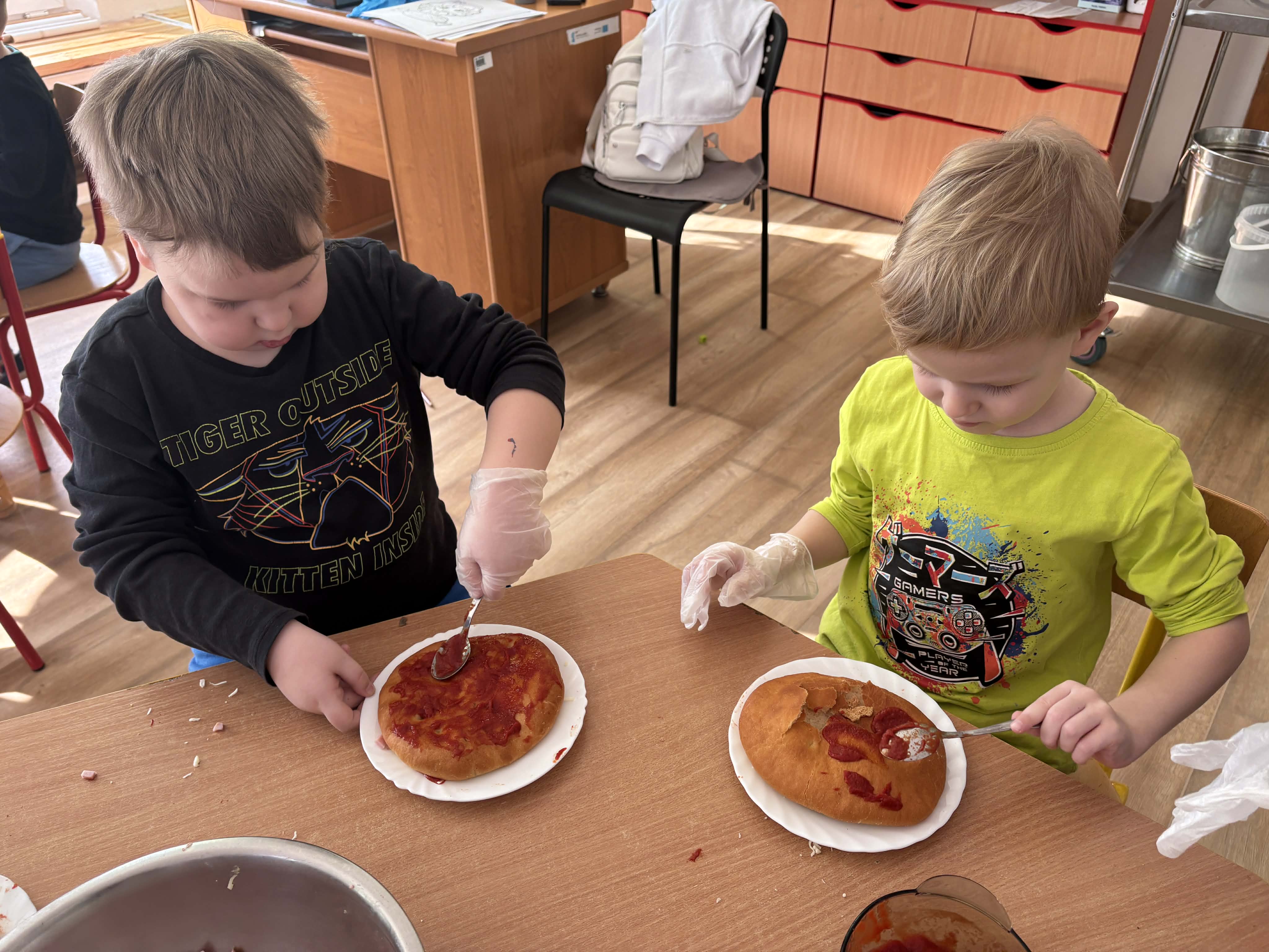 Przedszkolaki robią własną pizzę