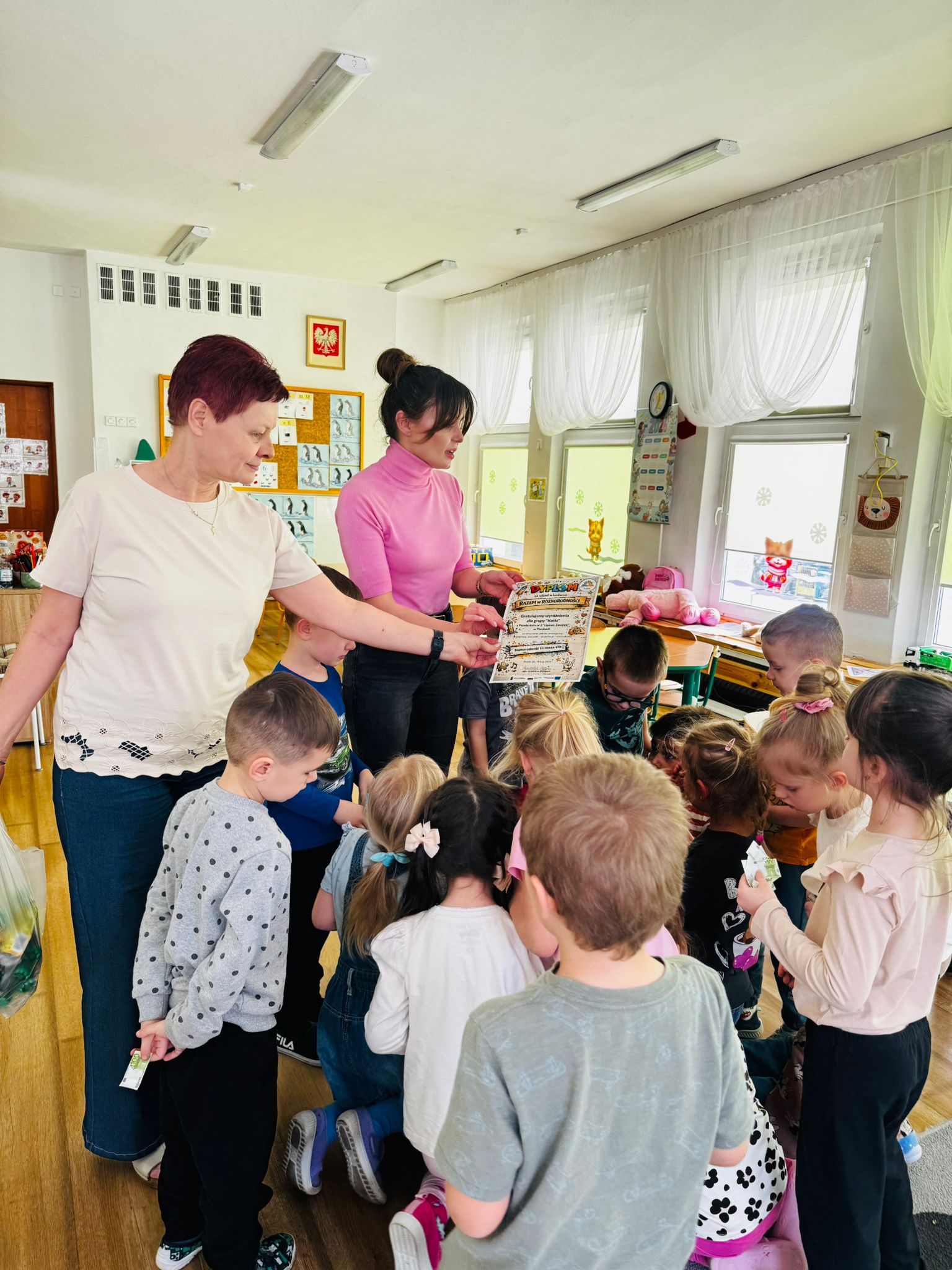 Wręczenie przedszkolakom dyplomu