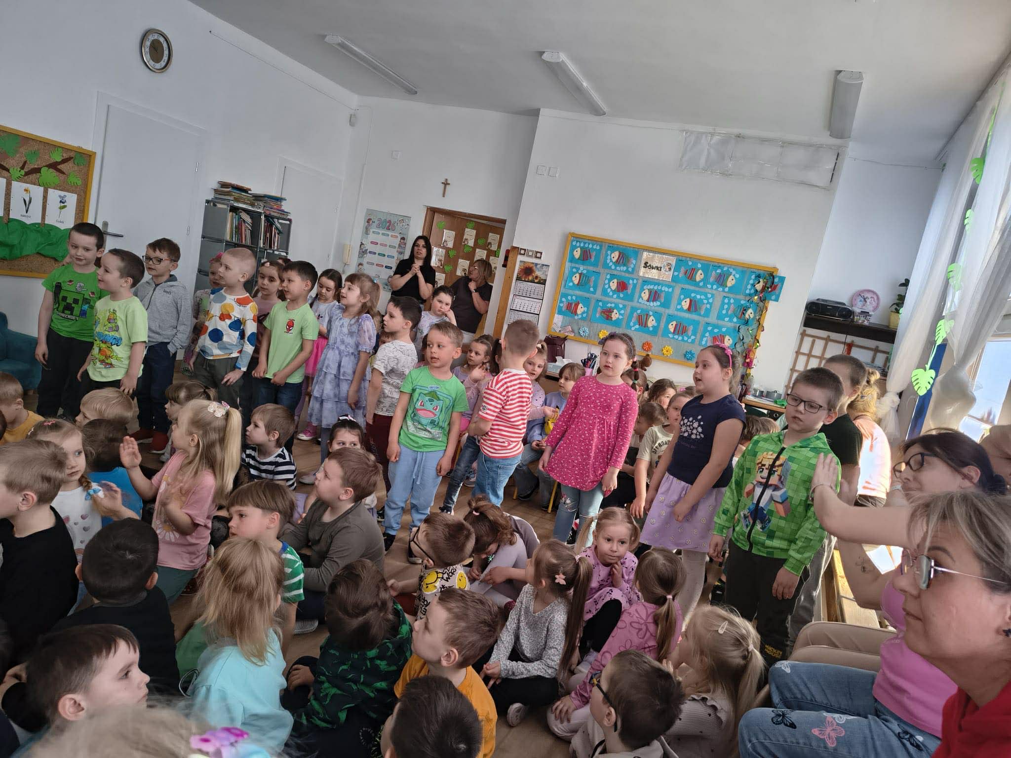 przedszkolaki oglądają przedstawienie