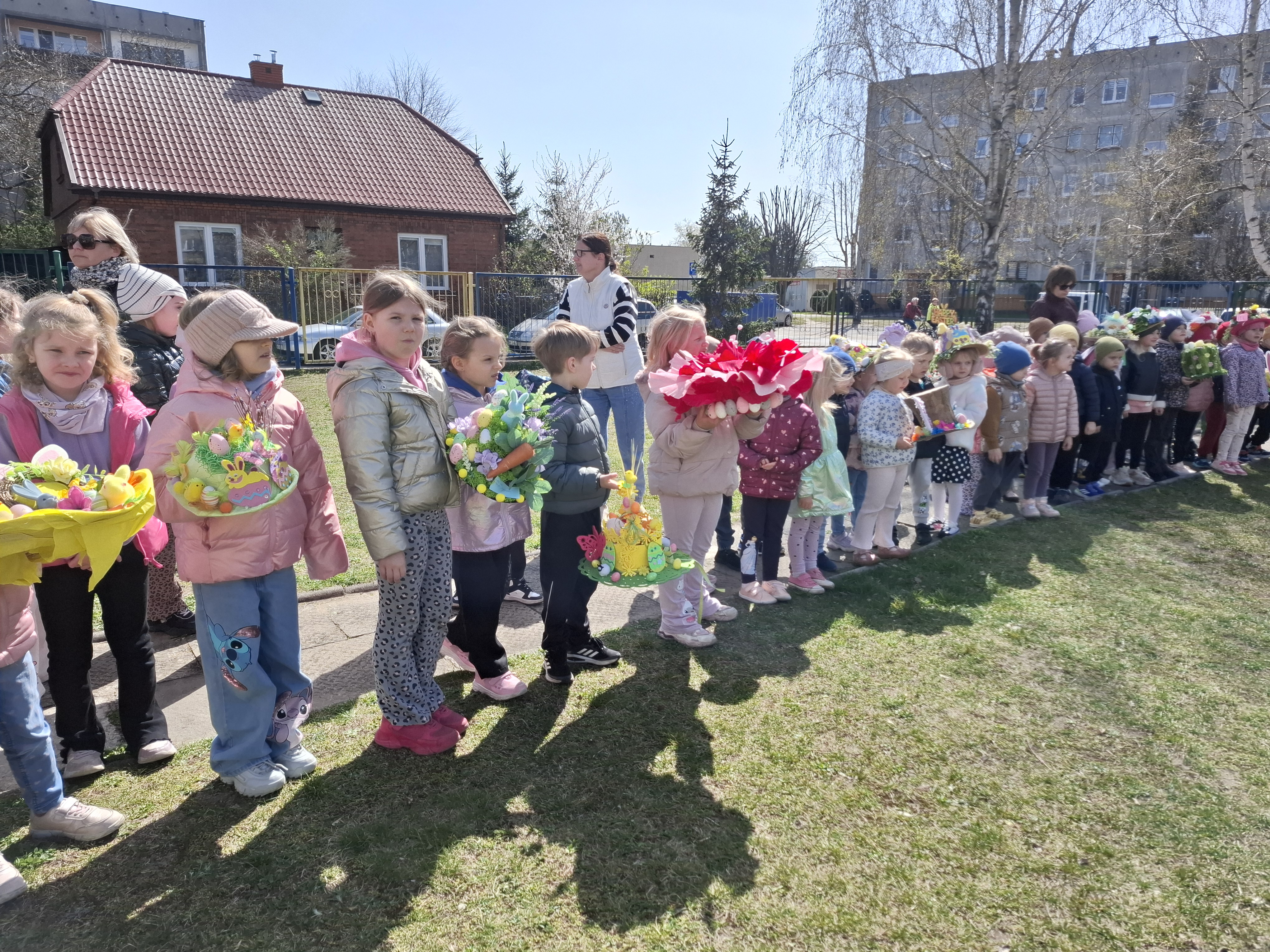 przedszkolaki w kapeluszach