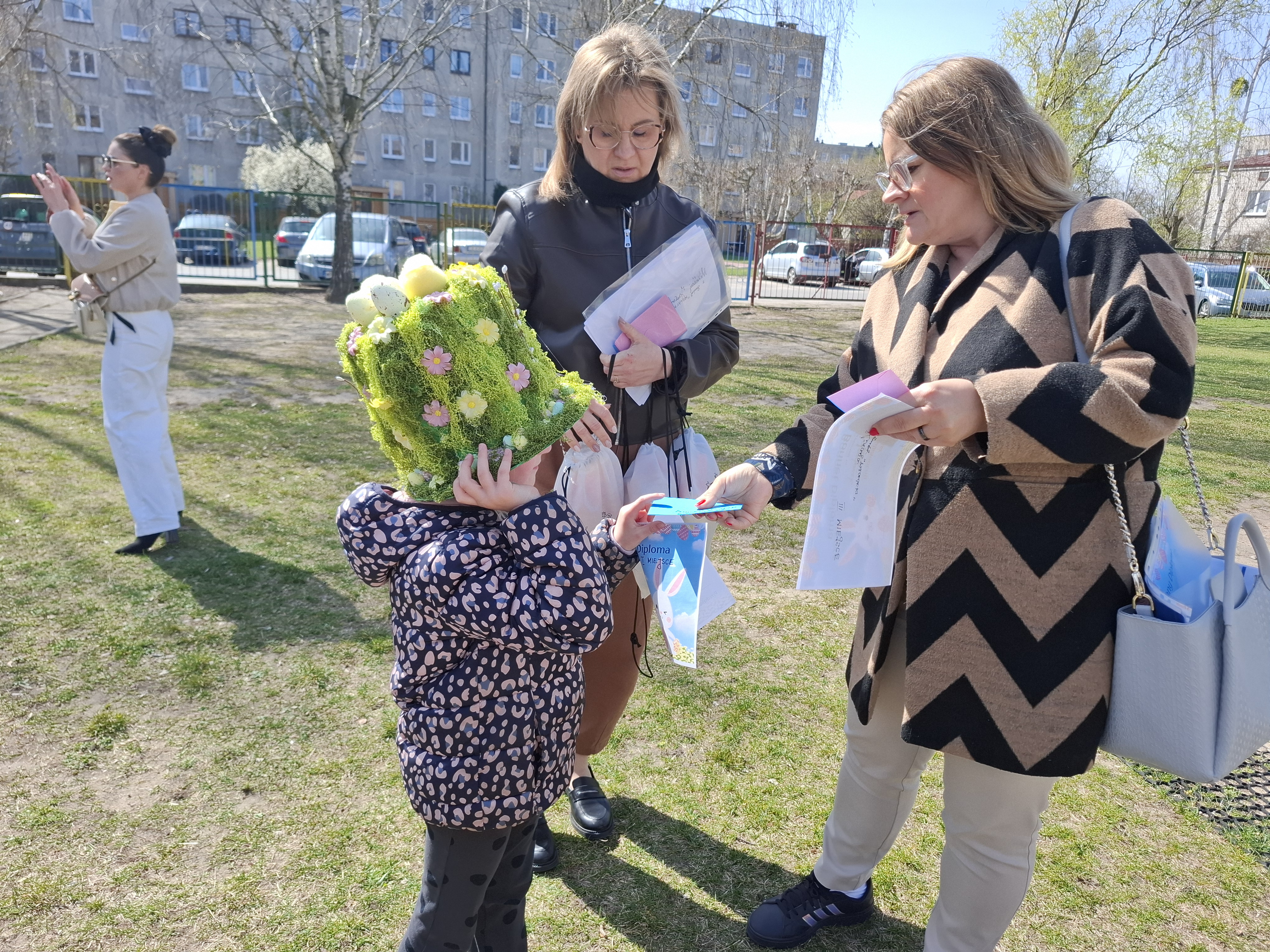 nauczycielka wręcza kapelusz zwyciężczyni