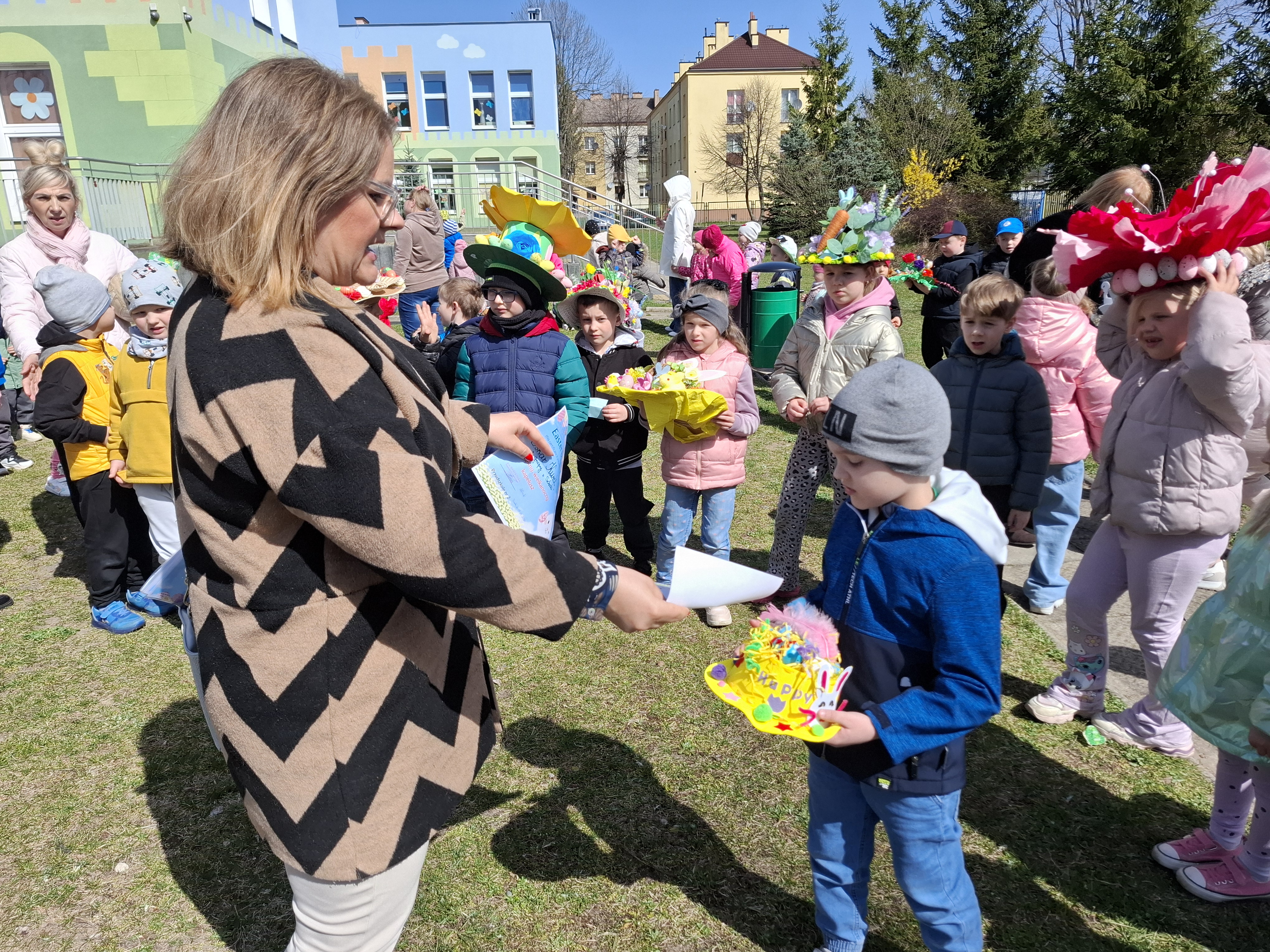 nauczycielka wręcza dyplom dziecku