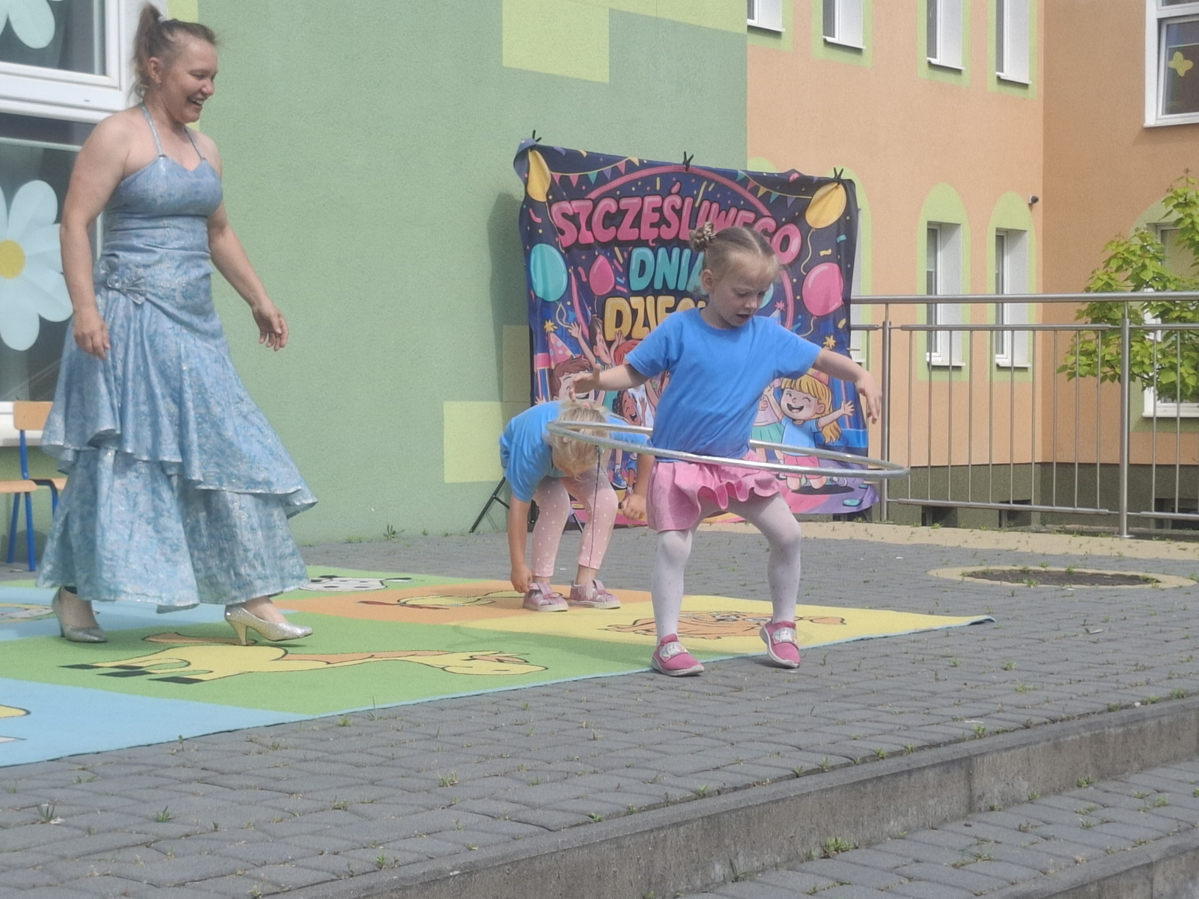 dziewczynka kreci hulahop