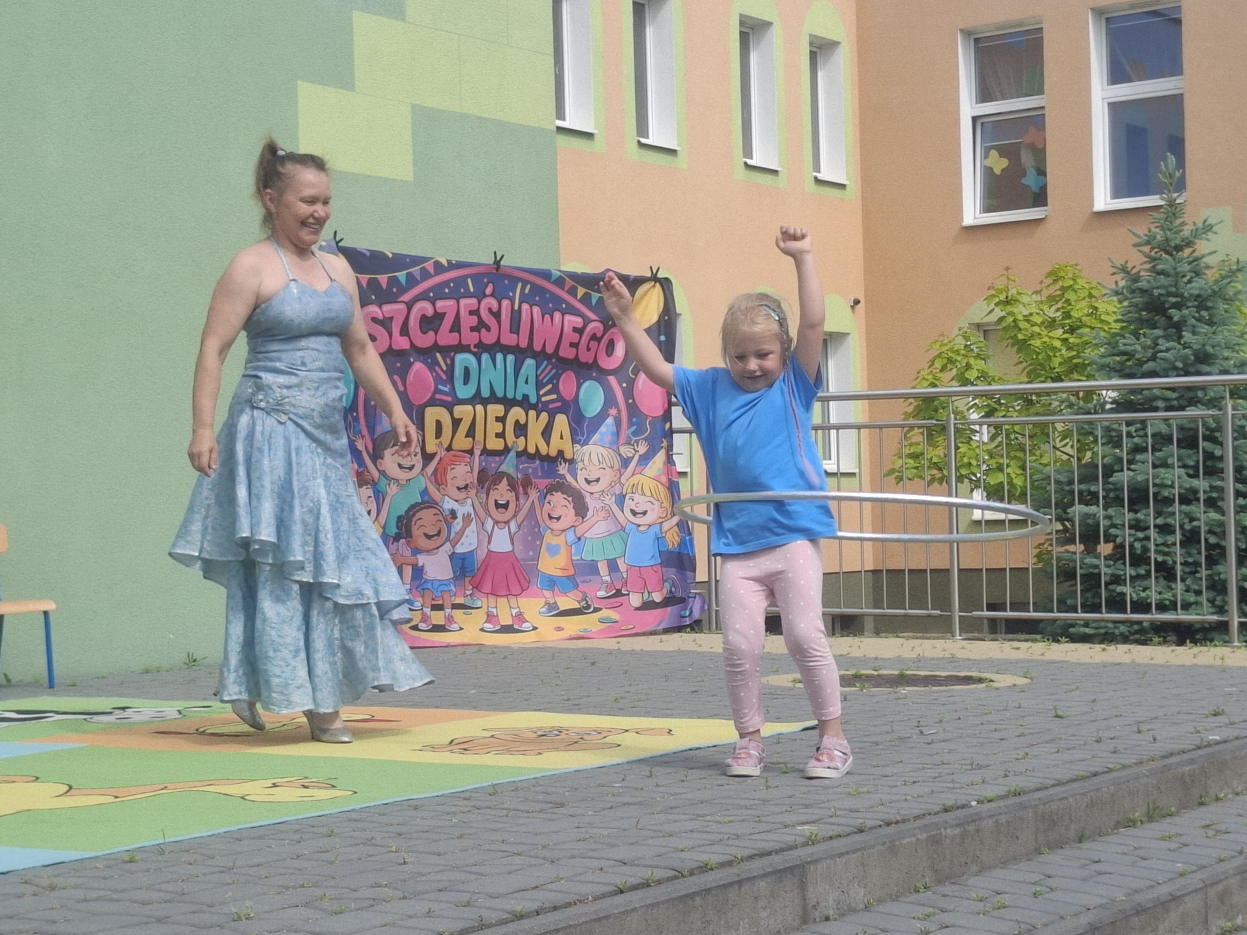 dziewczynka kreci hulahop