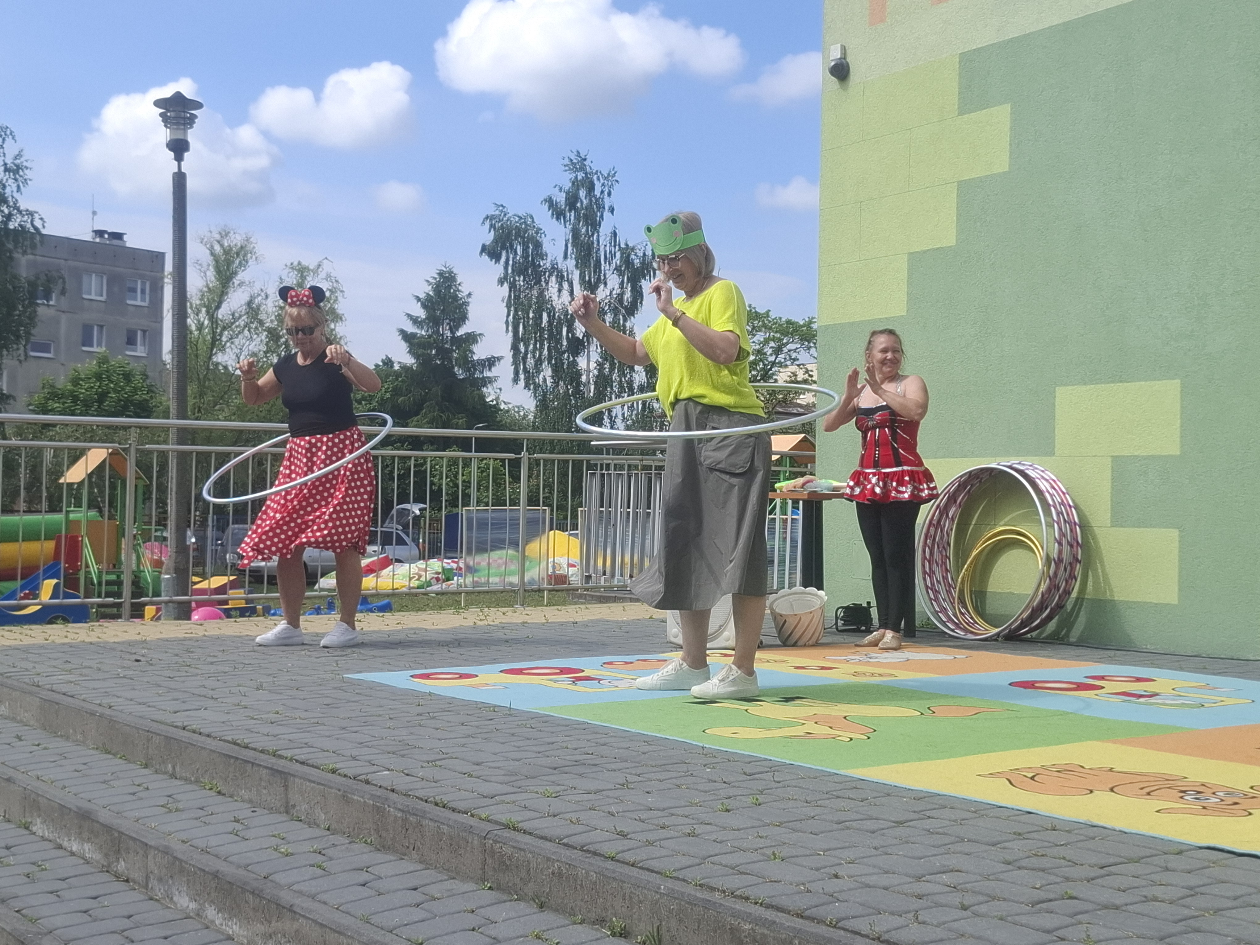 nauczycielki kręcą hulahop